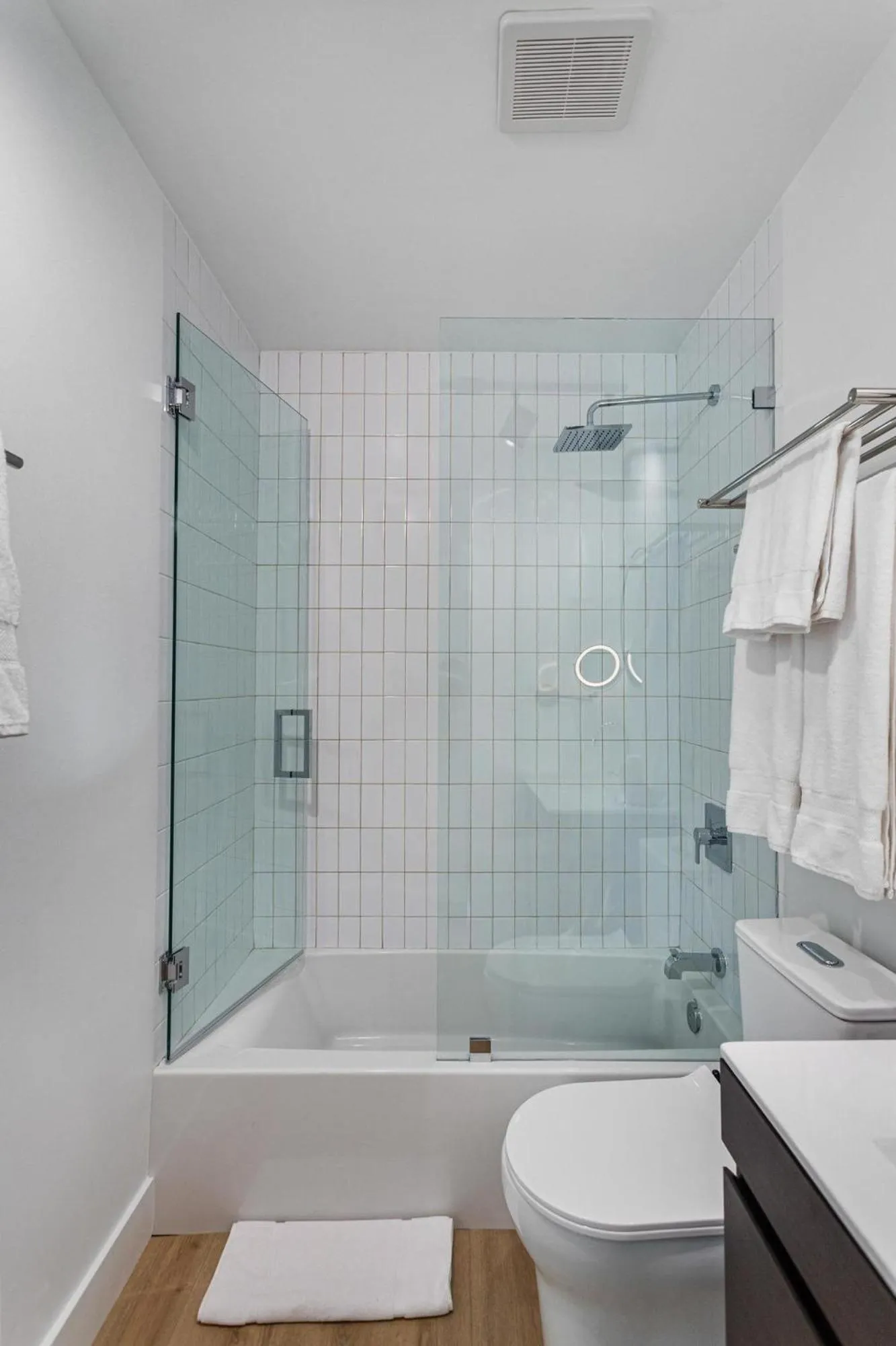 Bathroom in Lux Retreat By Renzzi