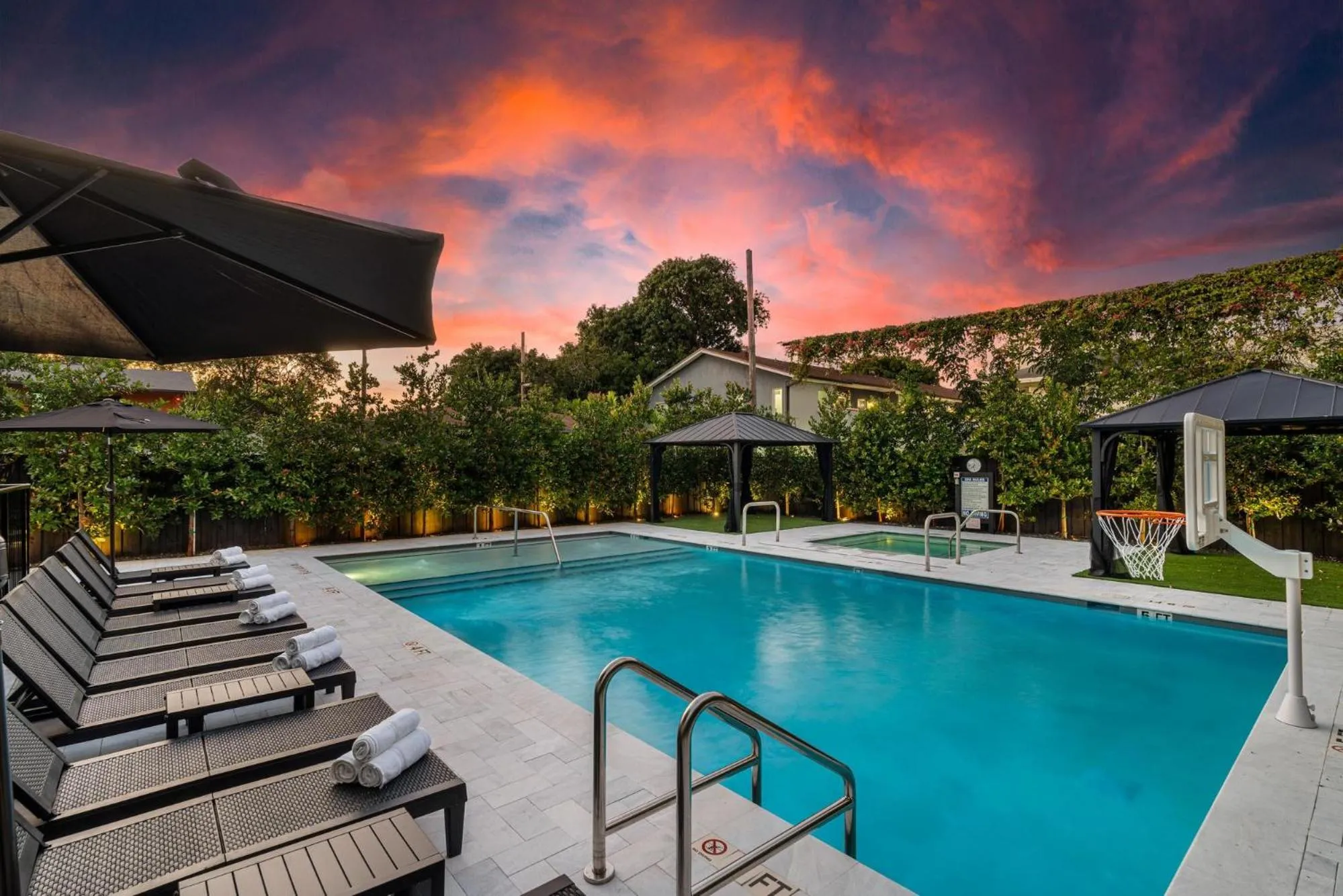 Swimming pool in Lux Retreat By Renzzi