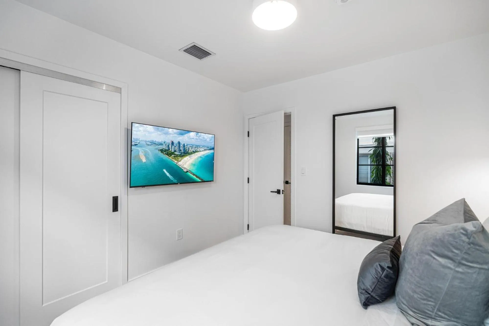 Bed in Lux Retreat By Renzzi