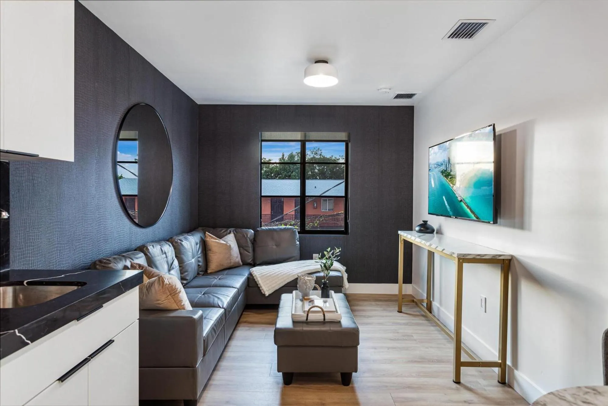 Living room in Lux Retreat By Renzzi