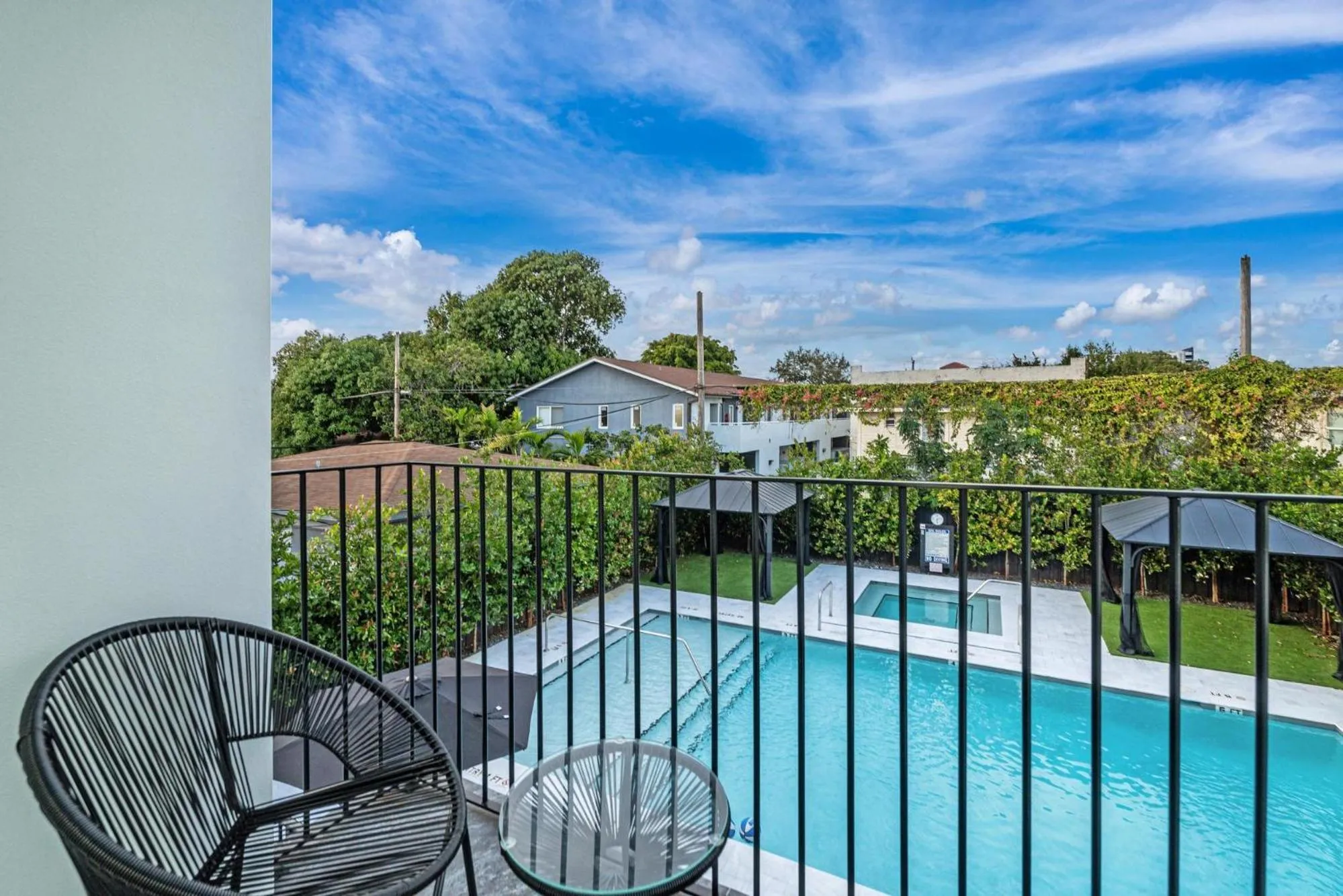 Balcony/Terrace in Lux Retreat By Renzzi