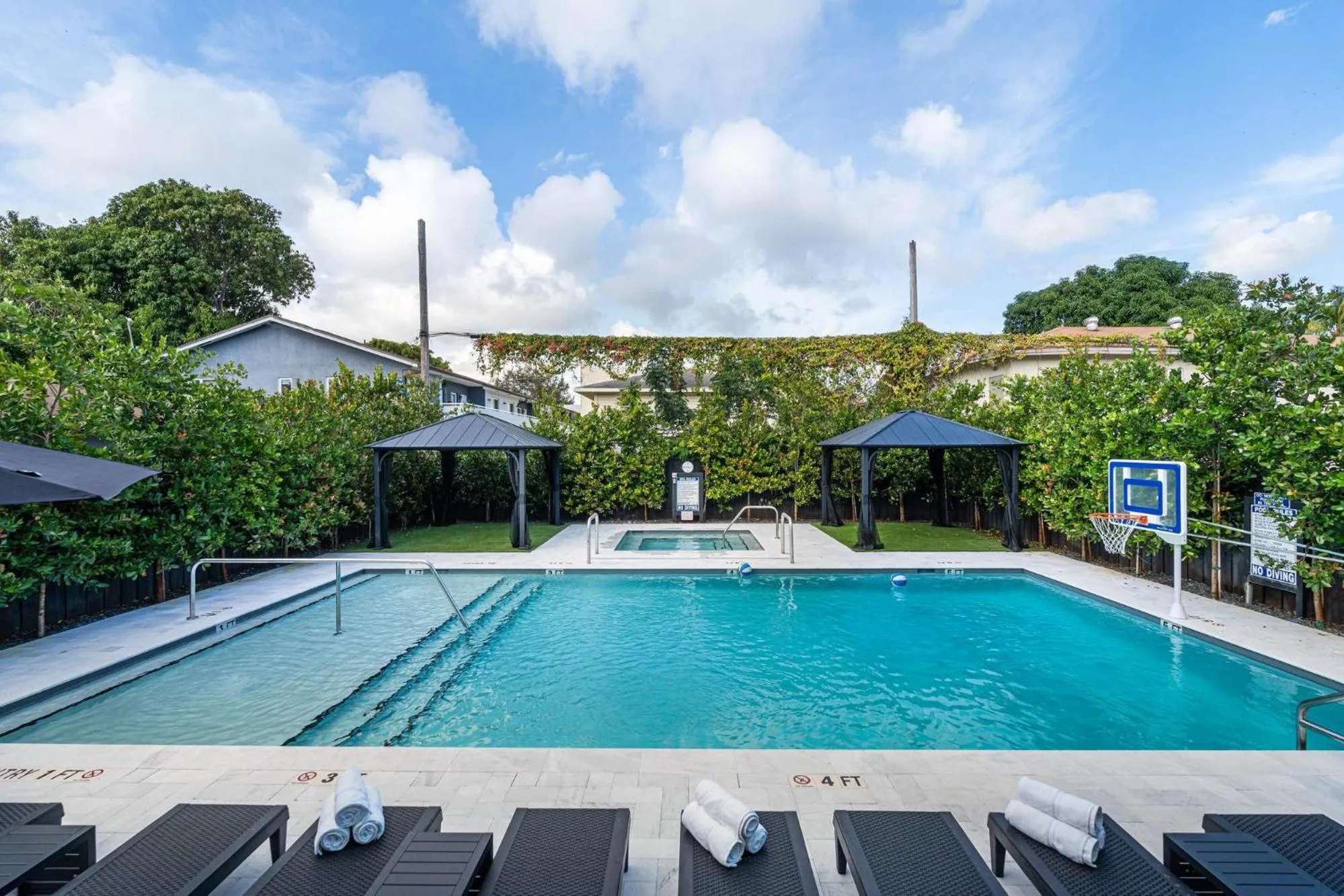 Swimming pool in Lux Retreat By Renzzi