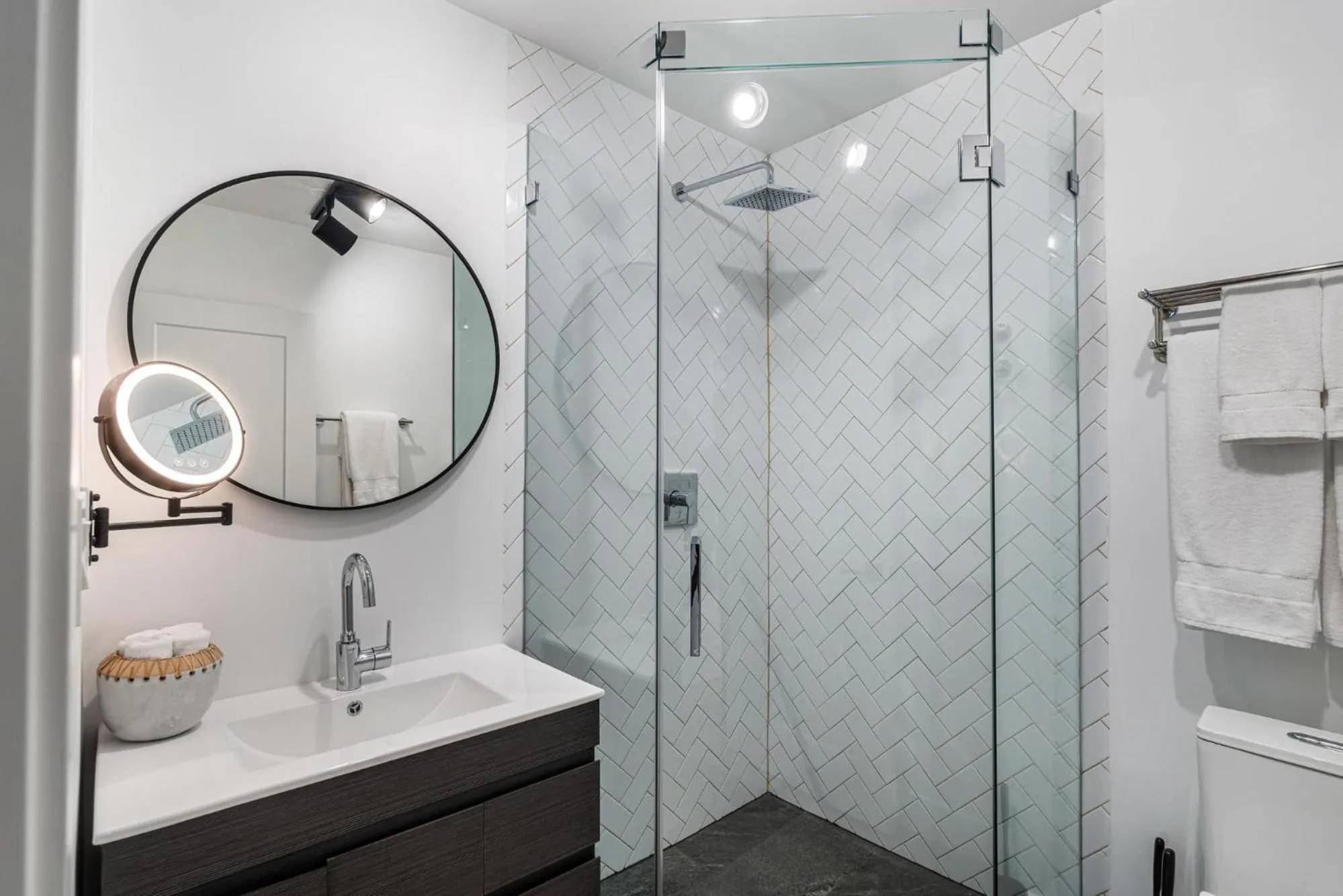 Shower in Lux Retreat By Renzzi