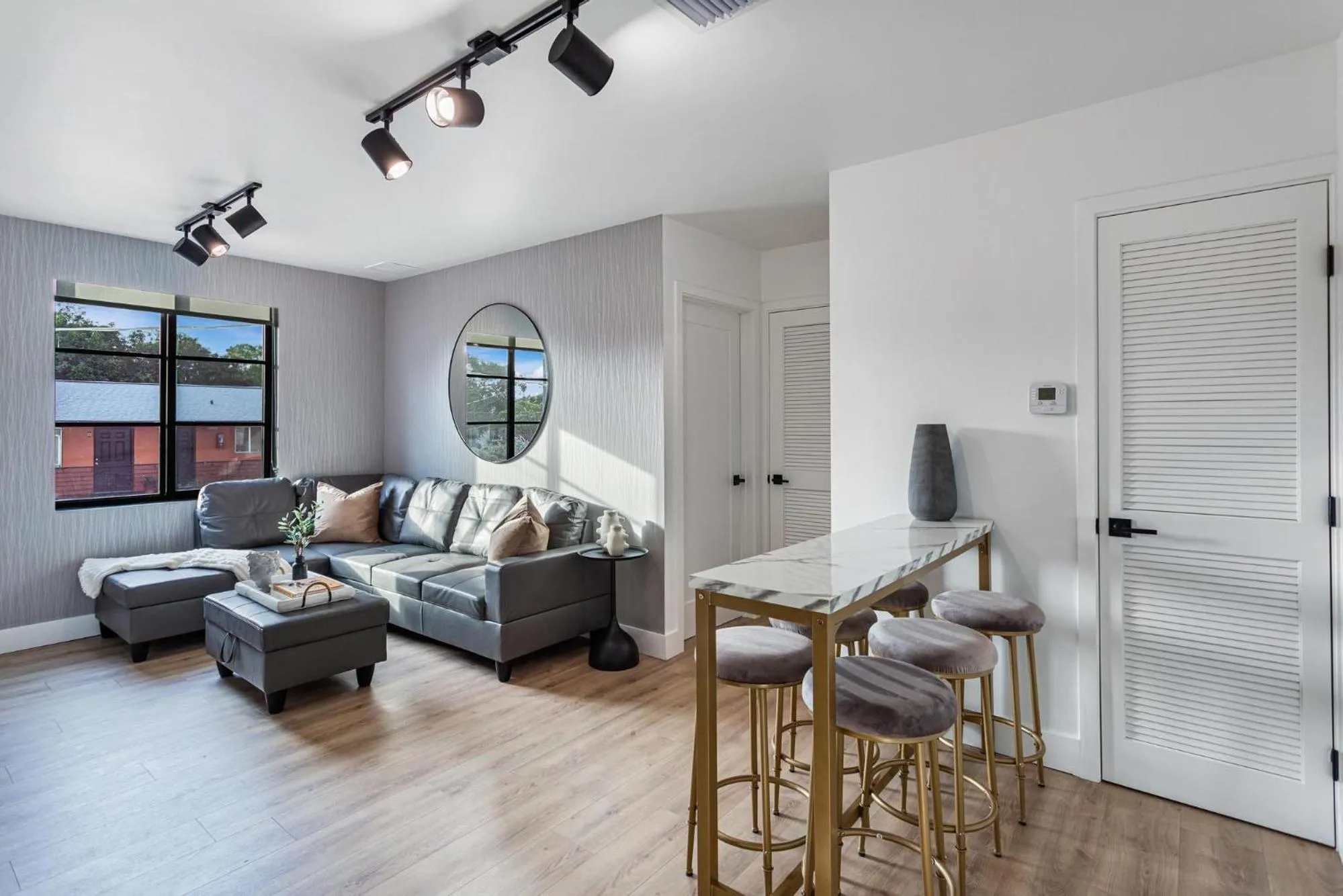 Living room in Lux Retreat By Renzzi