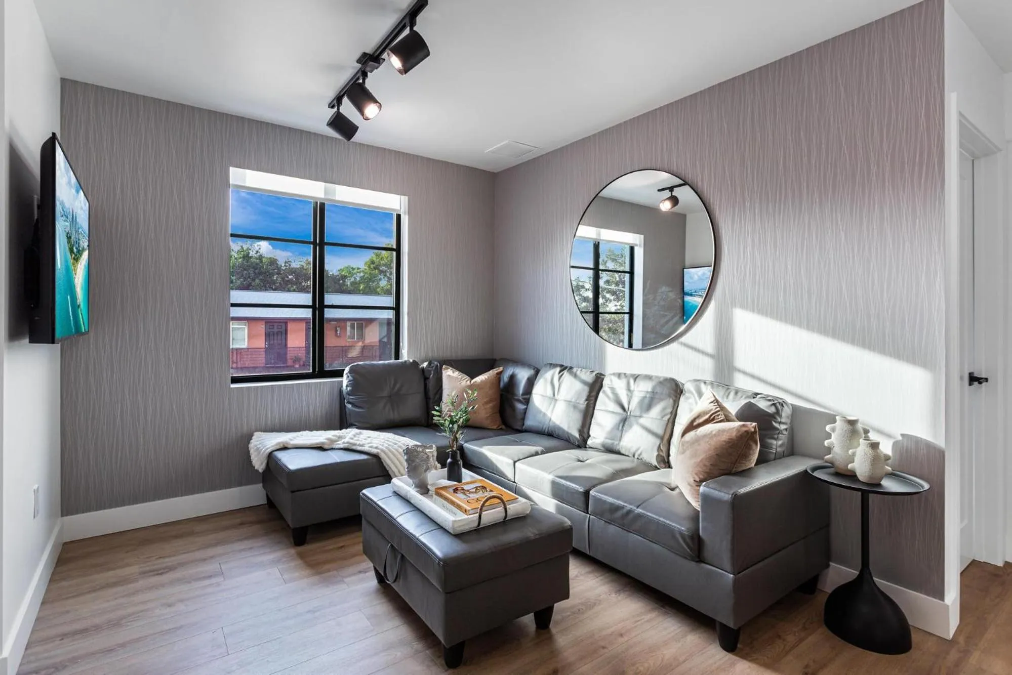 Living room in Lux Retreat By Renzzi