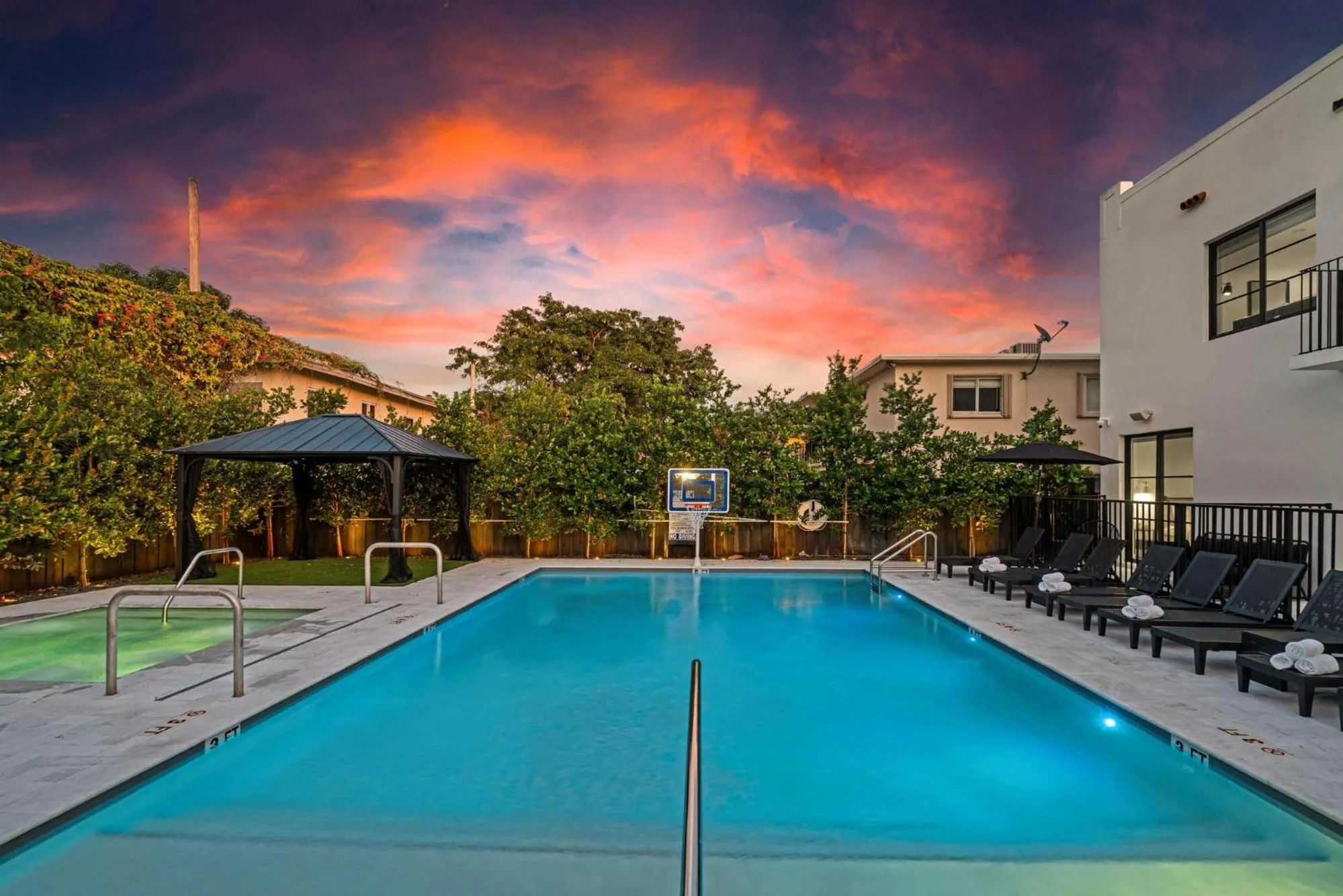 Swimming pool in Lux Retreat By Renzzi