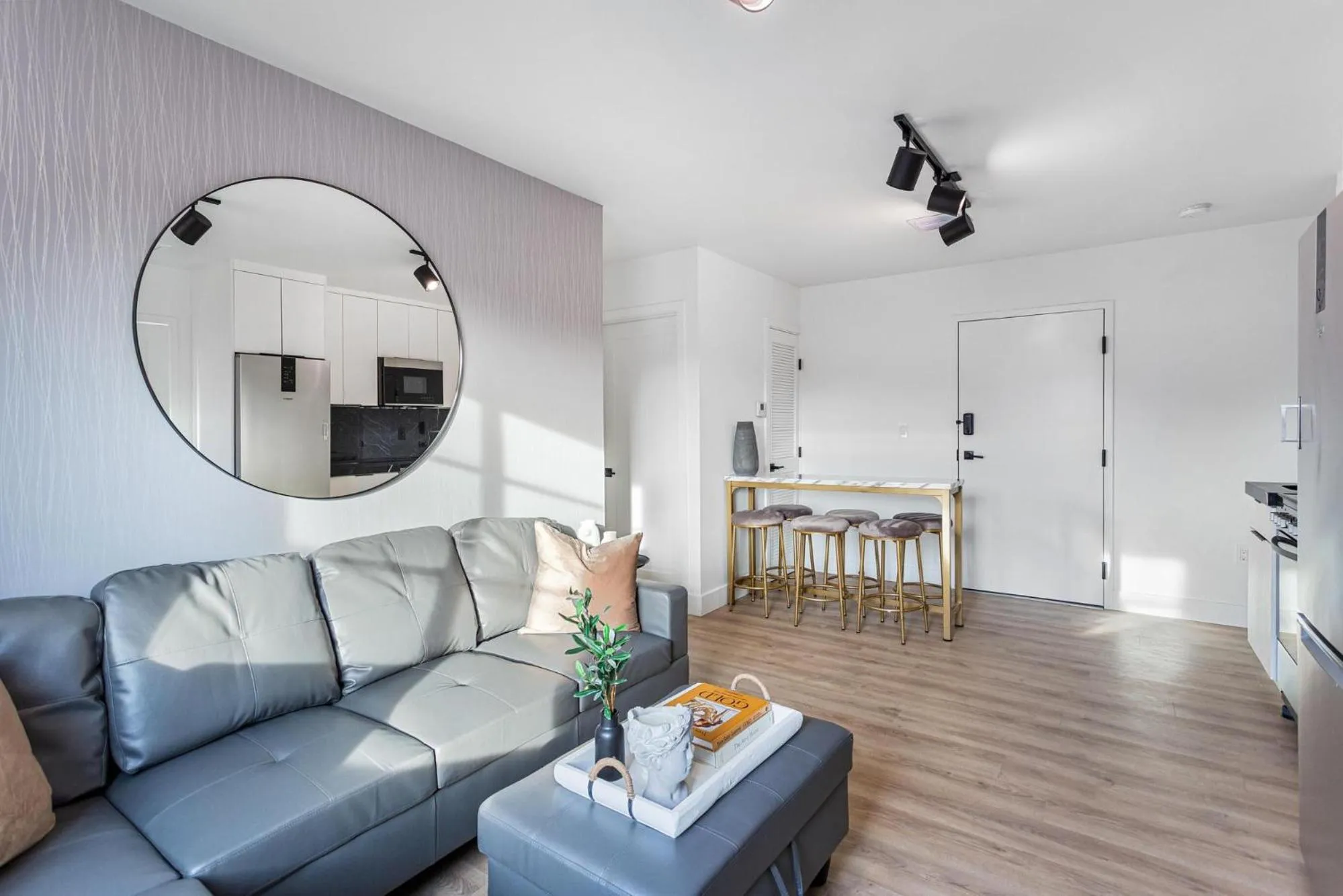 Living room in Lux Retreat By Renzzi