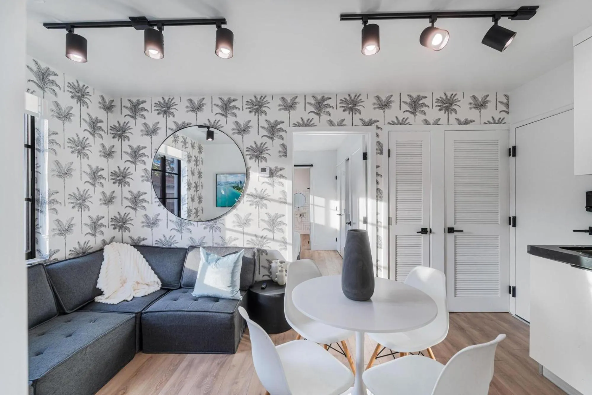 Living room in Lux Retreat By Renzzi