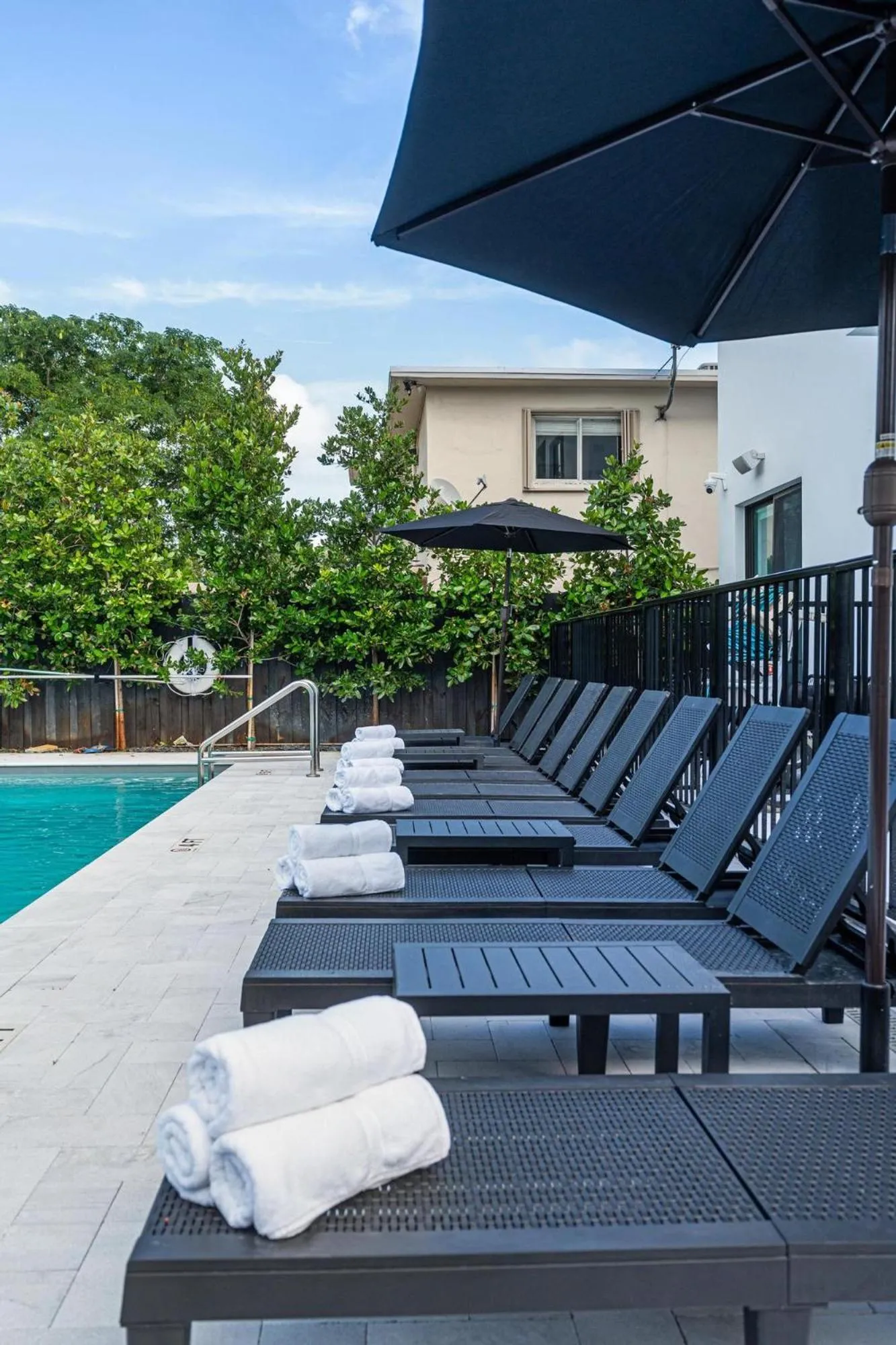 Swimming pool in Lux Retreat By Renzzi