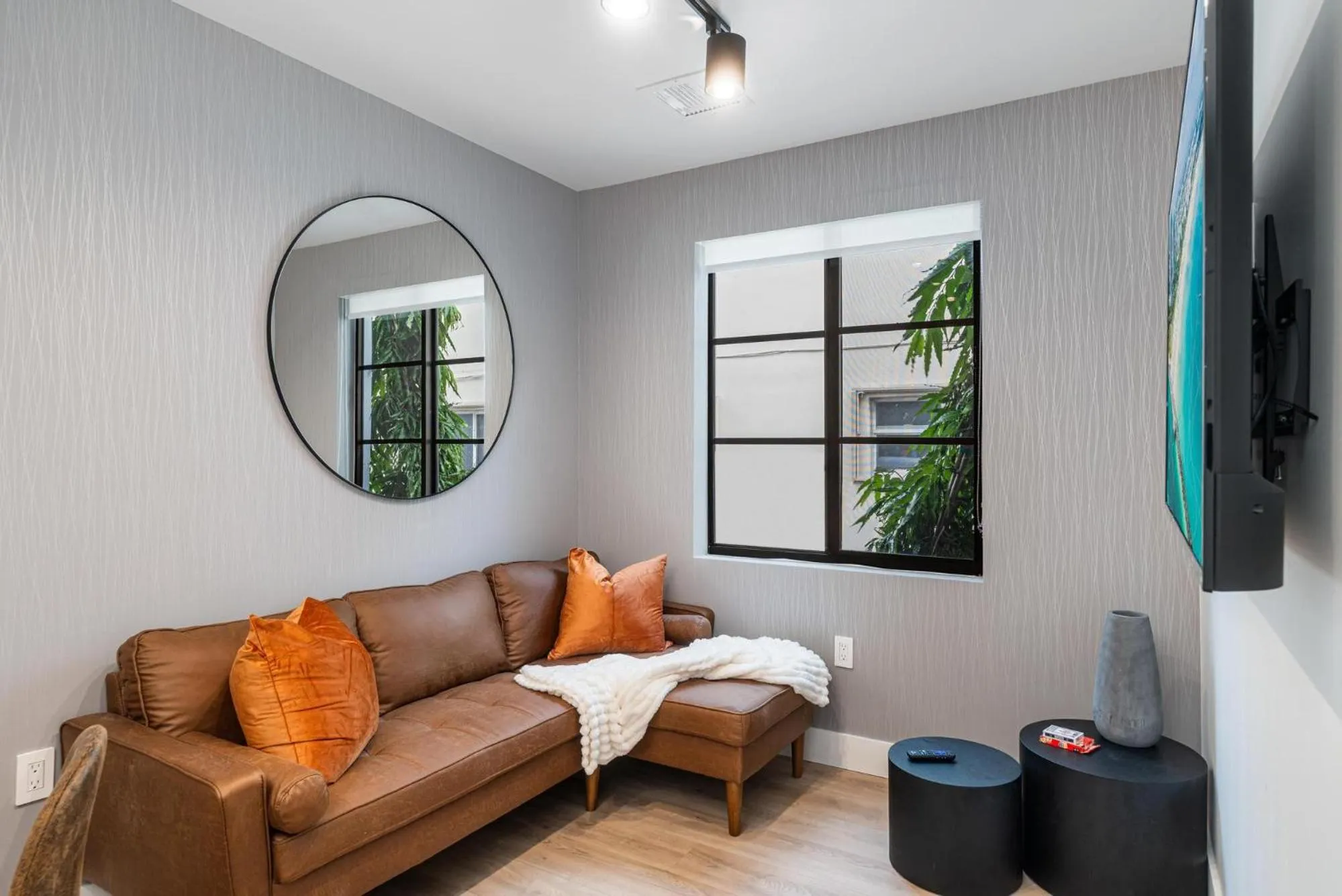 Living room in Lux Retreat By Renzzi