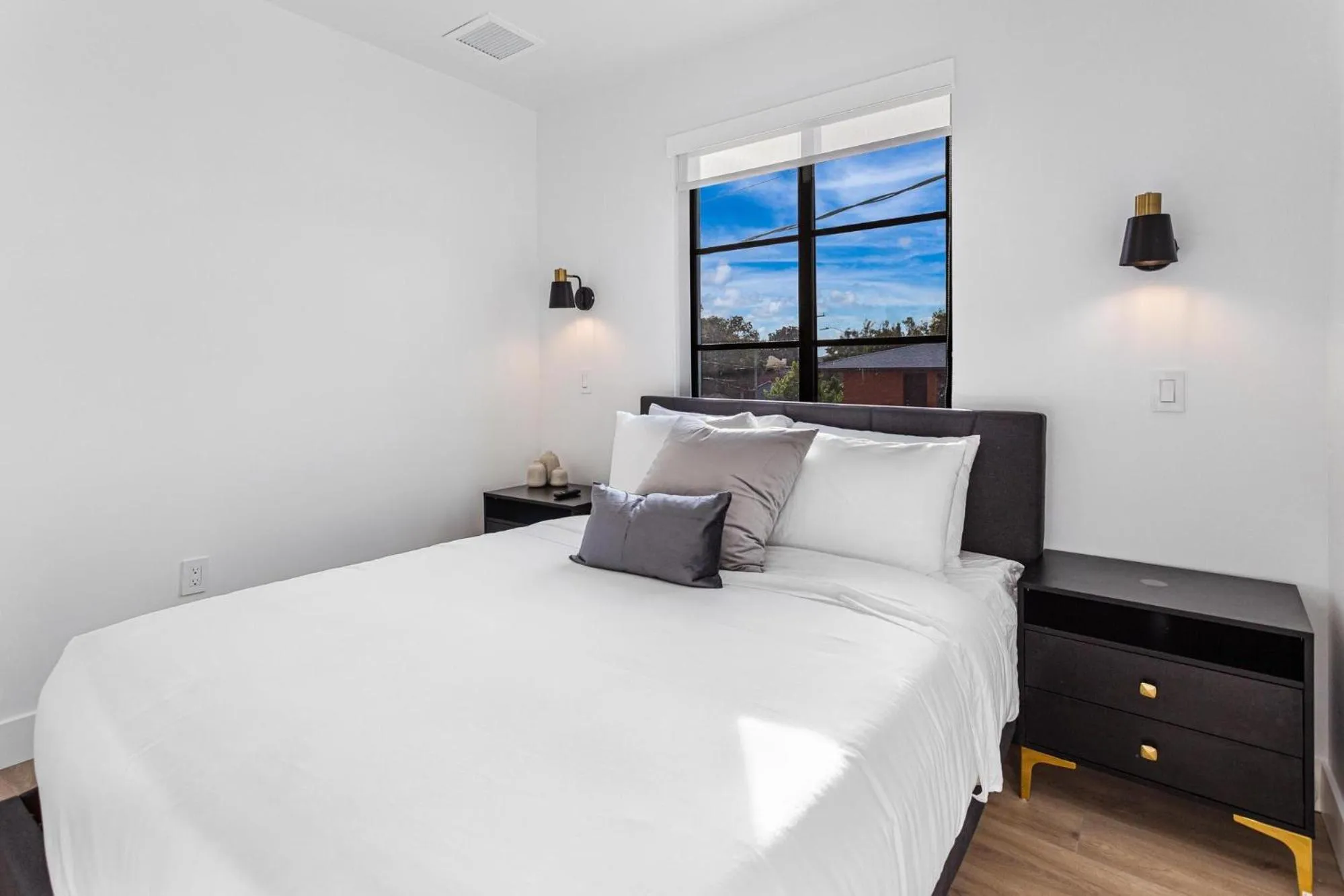 Bedroom, Bed in Lux Retreat By Renzzi