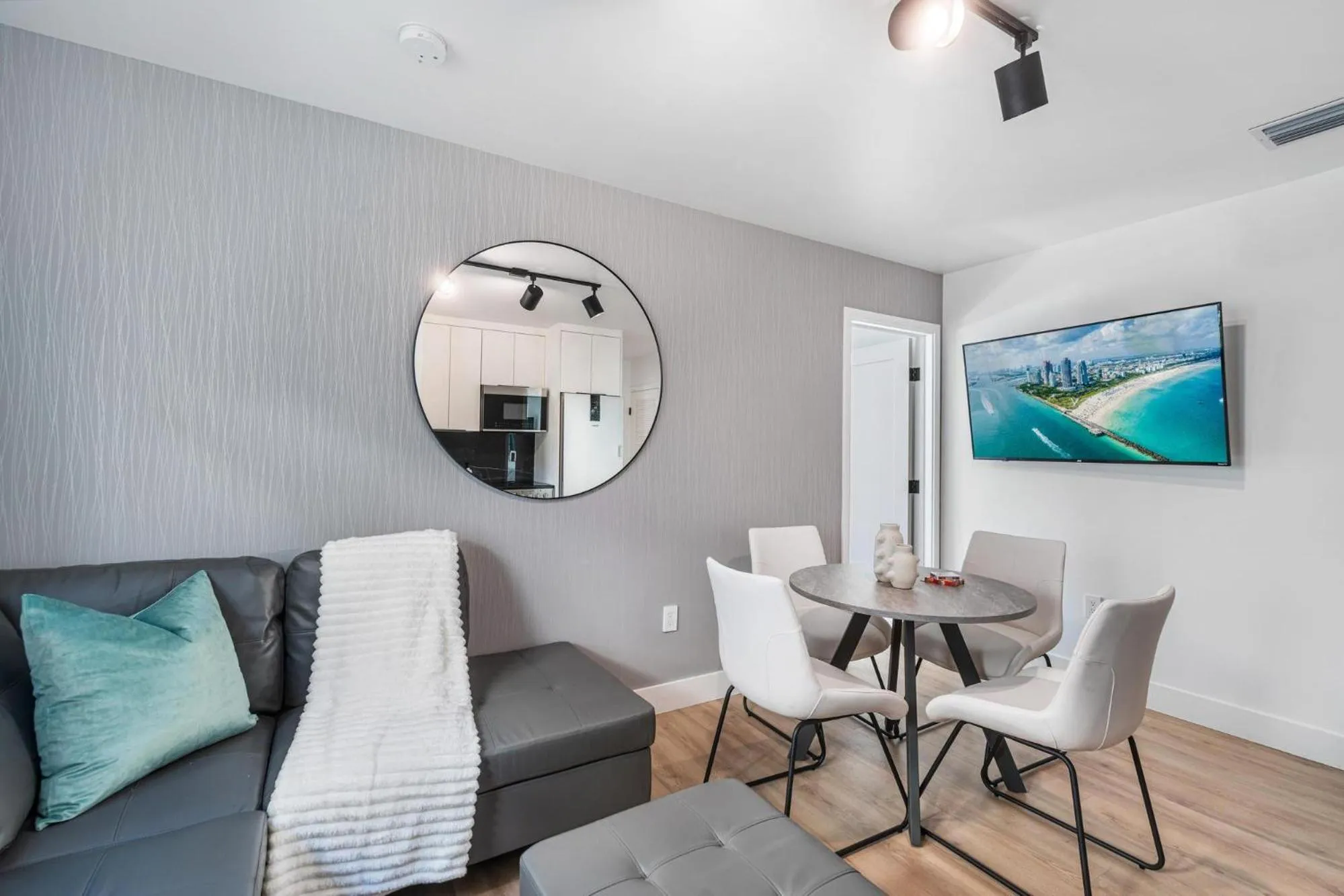 Living room in Lux Retreat By Renzzi