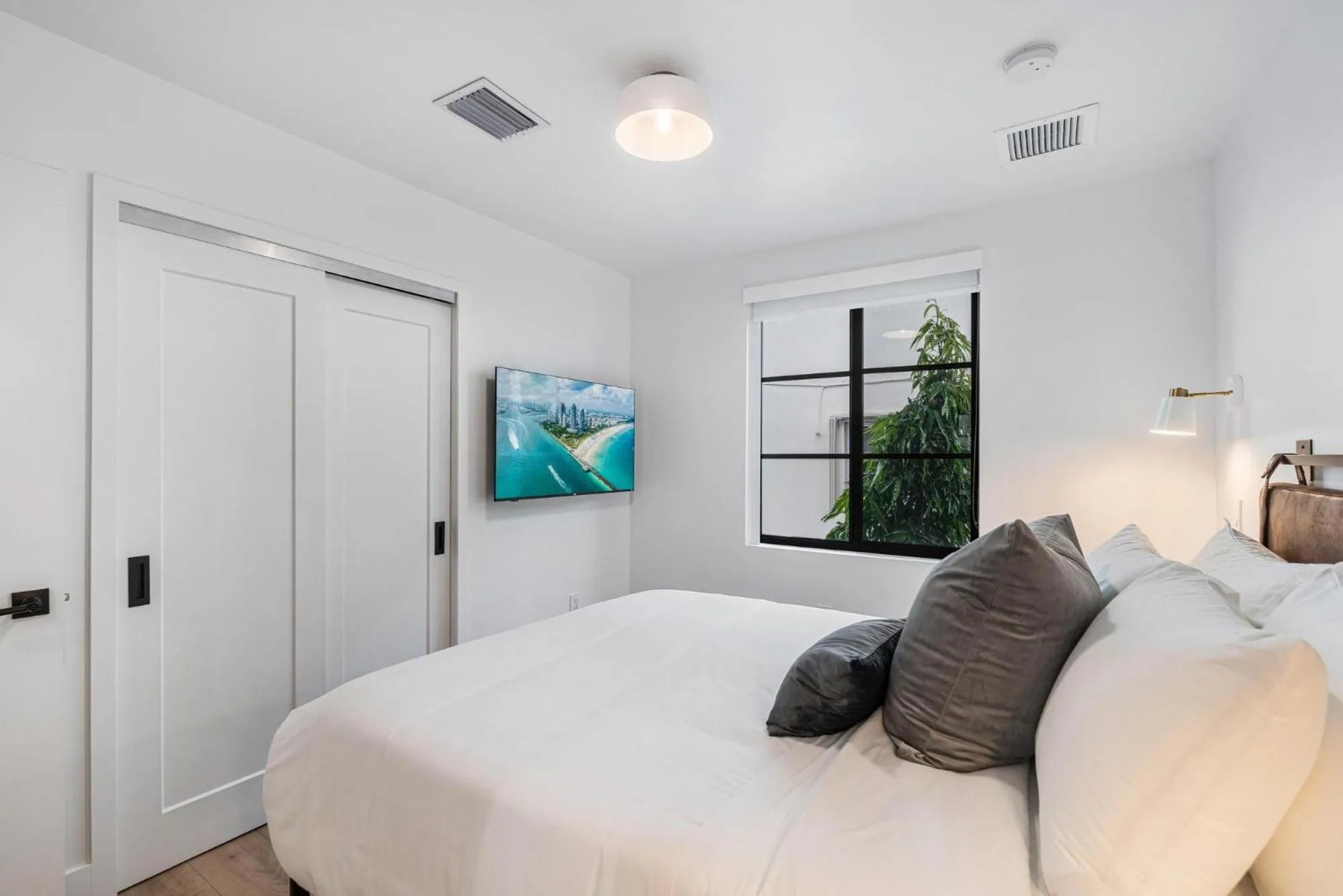 Bed in Lux Retreat By Renzzi