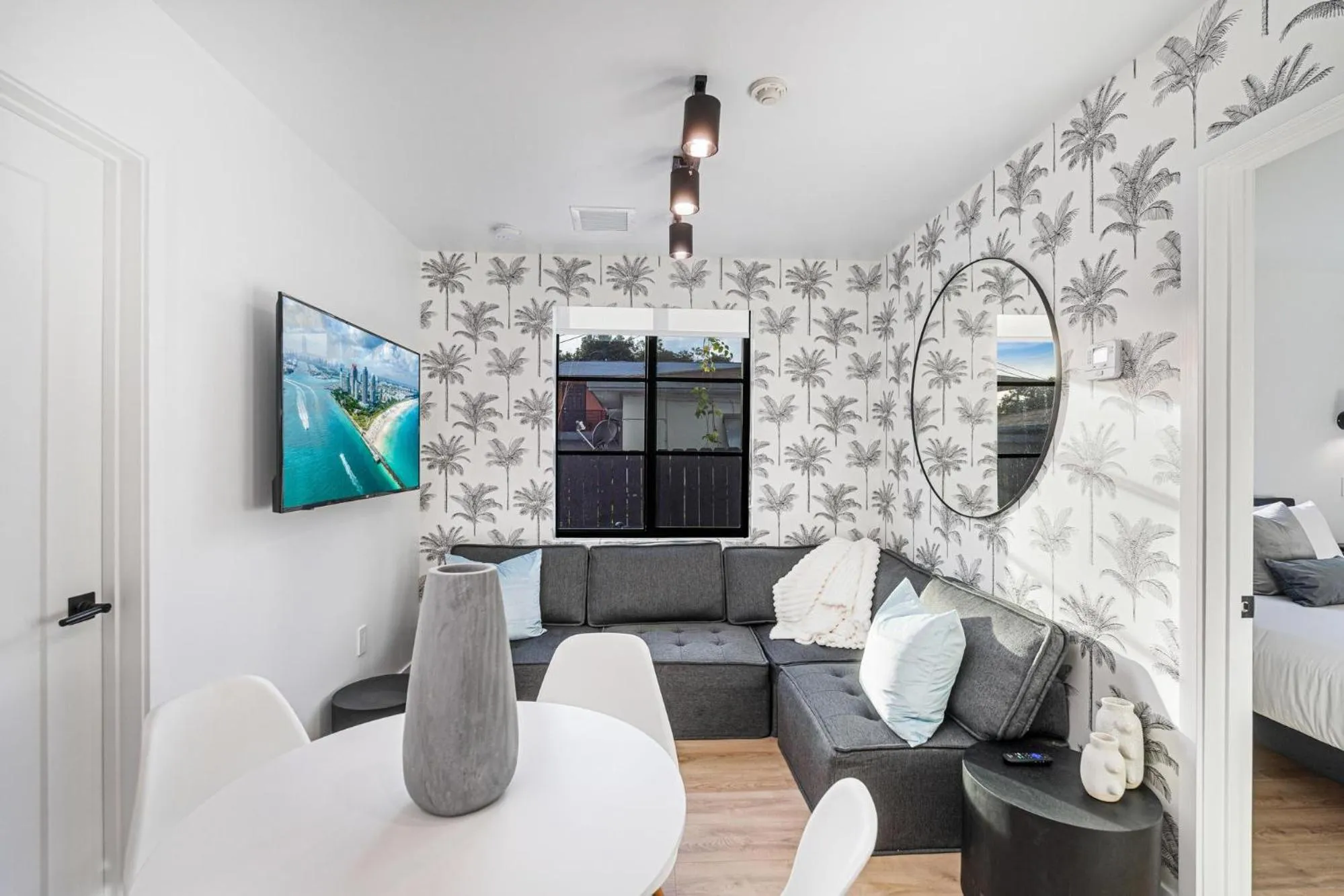 TV and multimedia in Lux Retreat By Renzzi