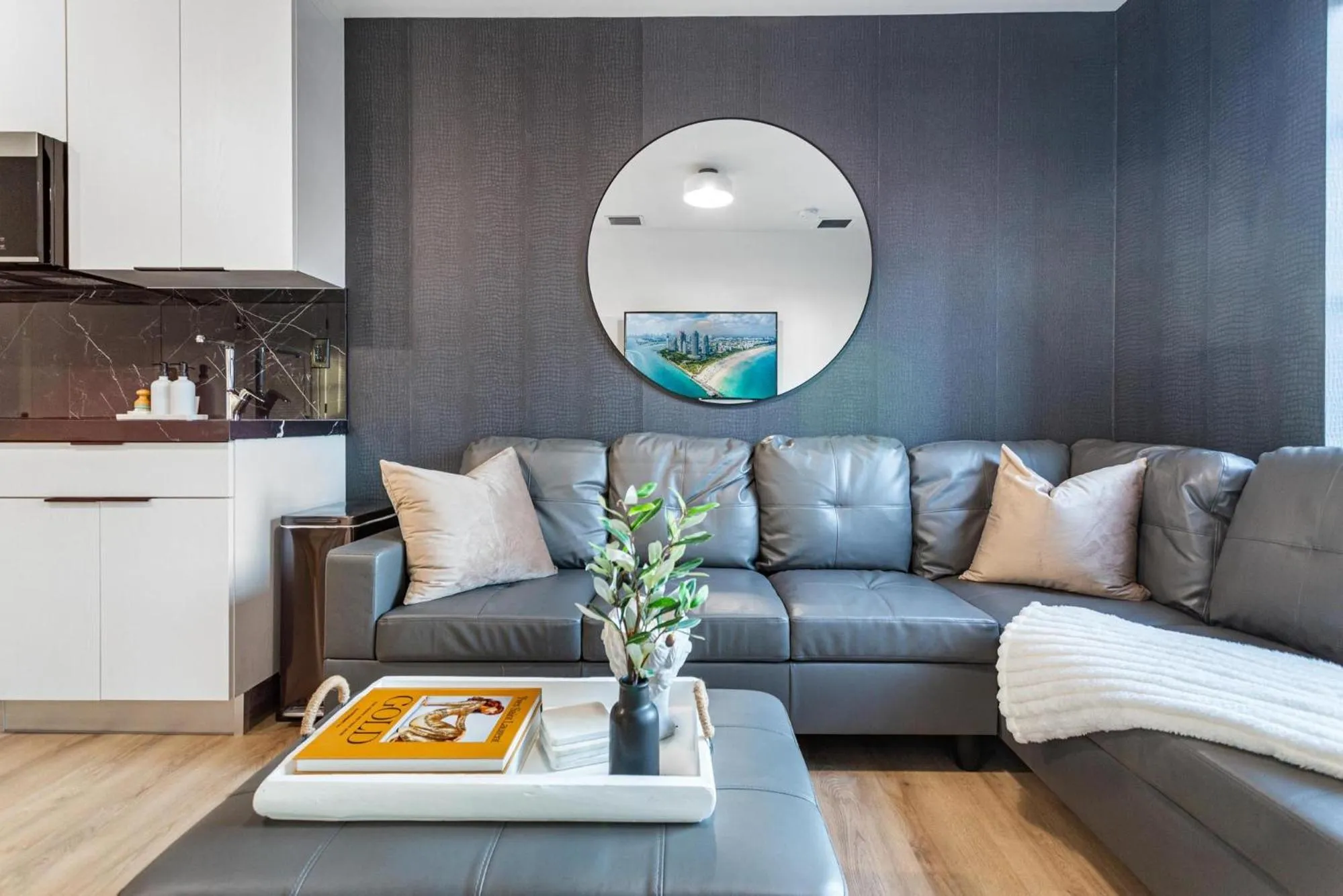 Living room in Lux Retreat By Renzzi