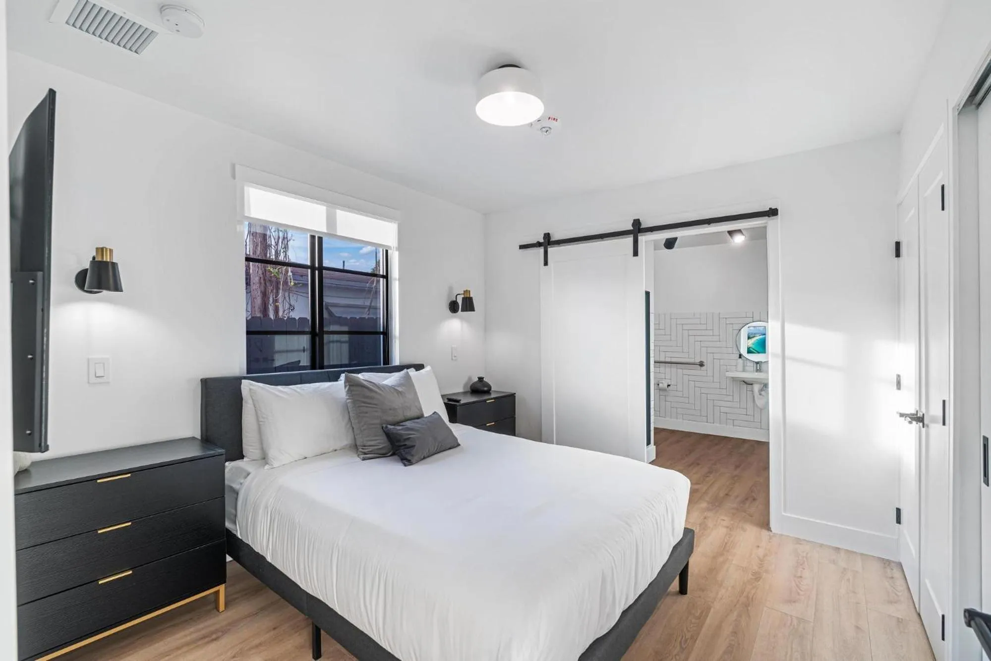 Photo of the whole room, Bed in Lux Retreat By Renzzi