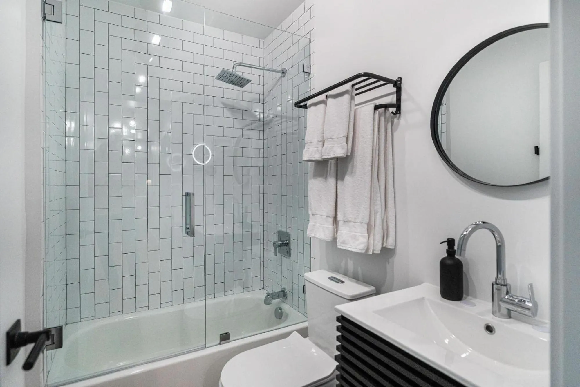 Shower in Lux Retreat By Renzzi