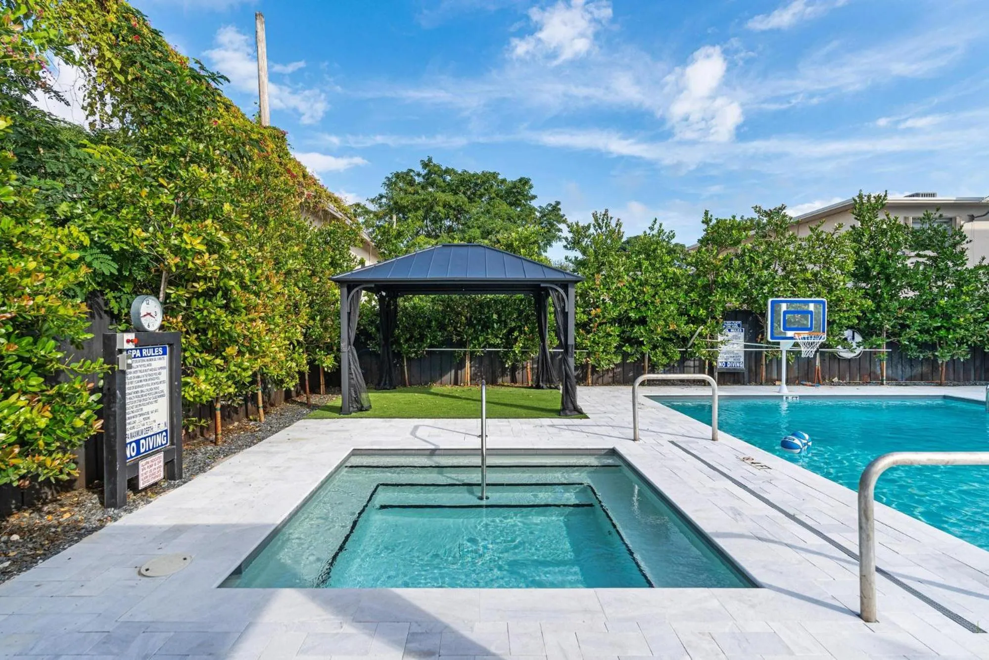 Hot Tub in Lux Retreat By Renzzi