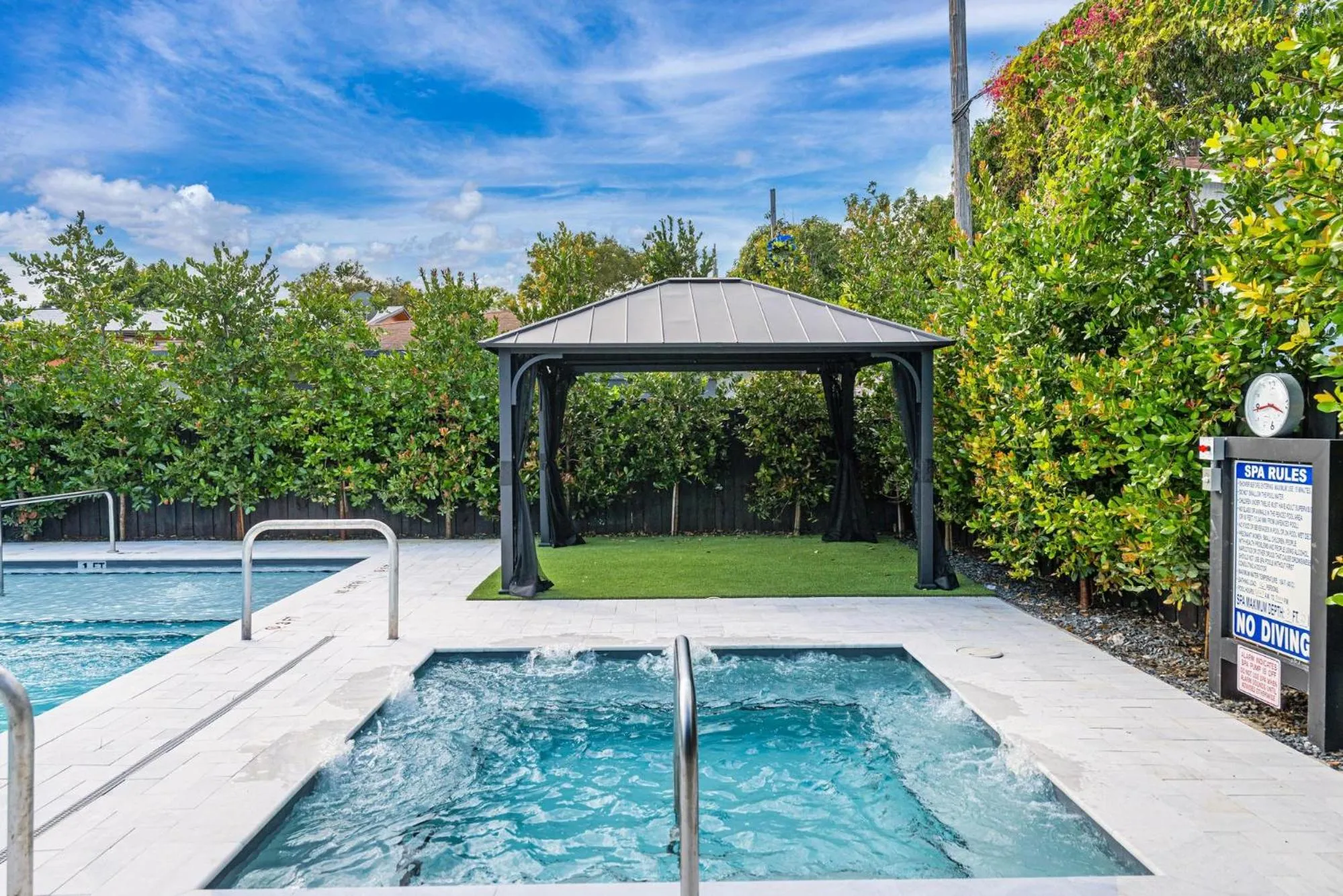 Hot Tub in Lux Retreat By Renzzi