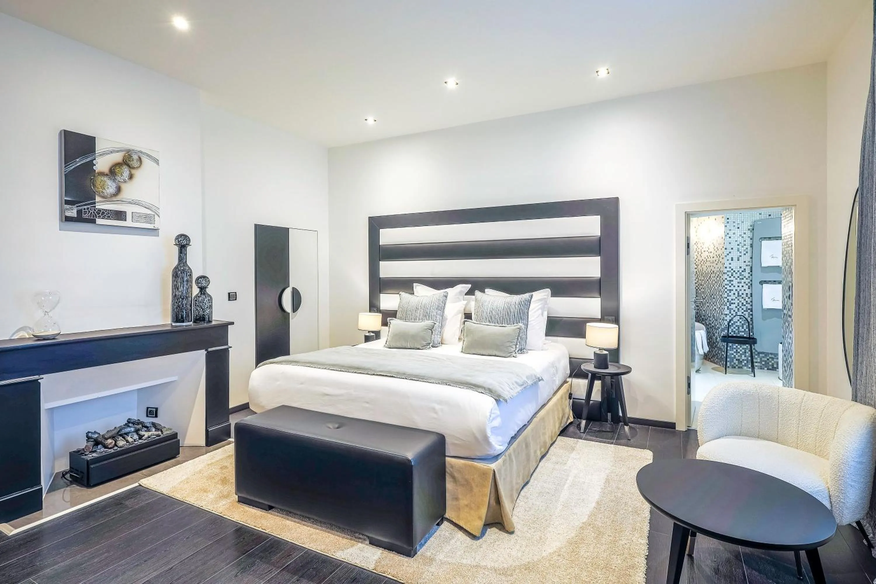 Bedroom, Bed in Château de Maraval