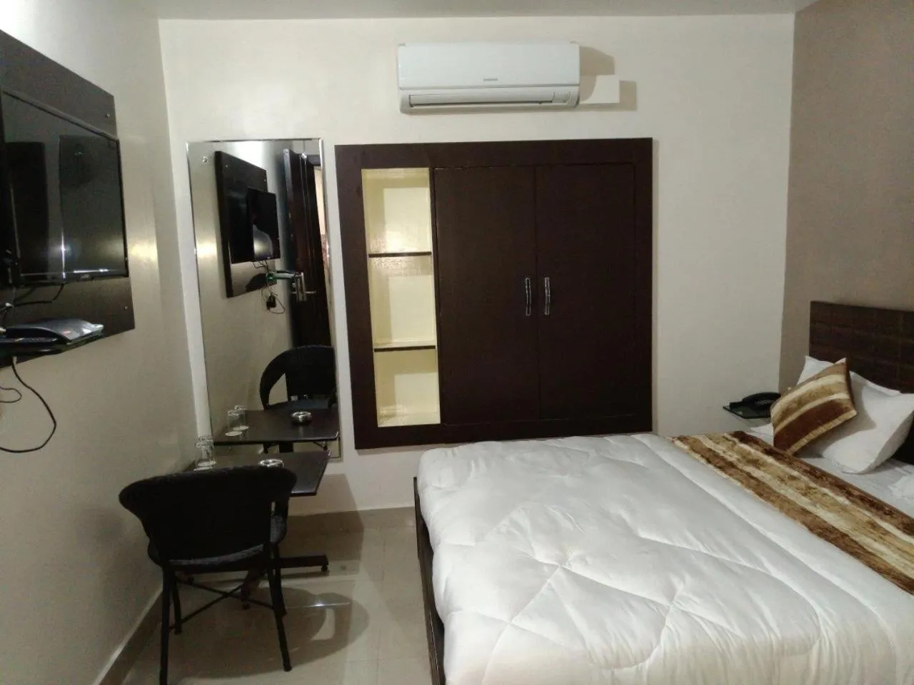 Bedroom, Bed in Hotel Confirm Inn Kota
