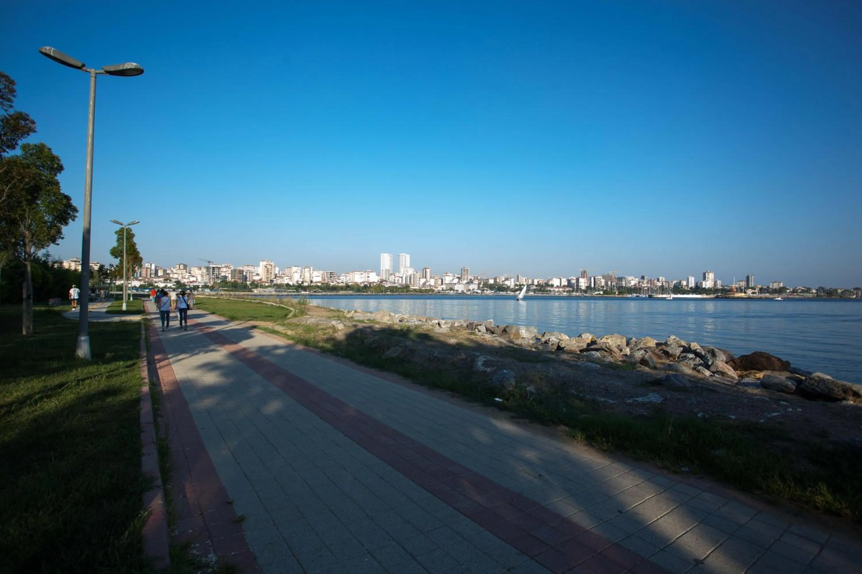 Day in Juliet Rooms & Kitchen