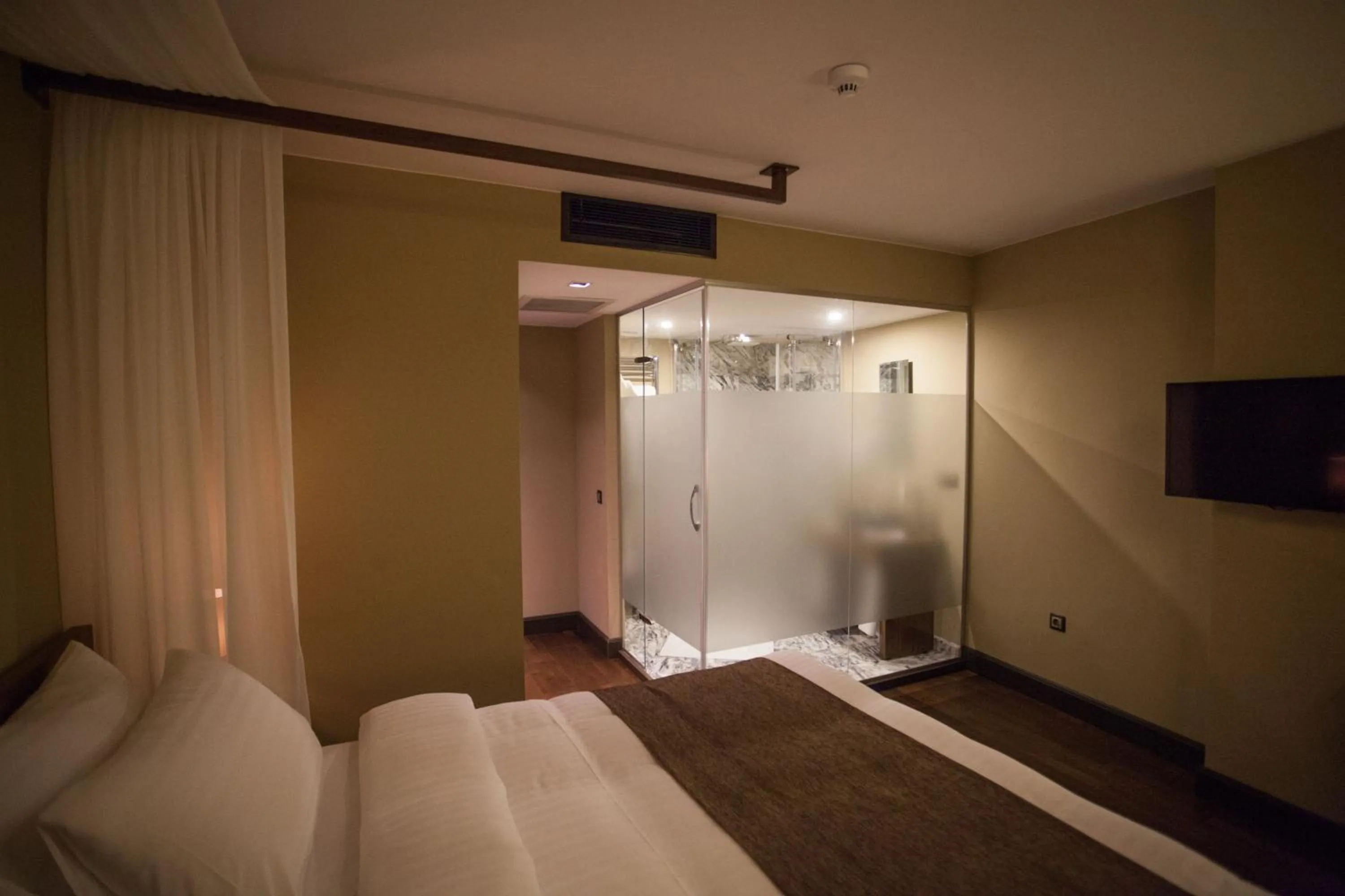 Massage in Juliet Rooms & Kitchen