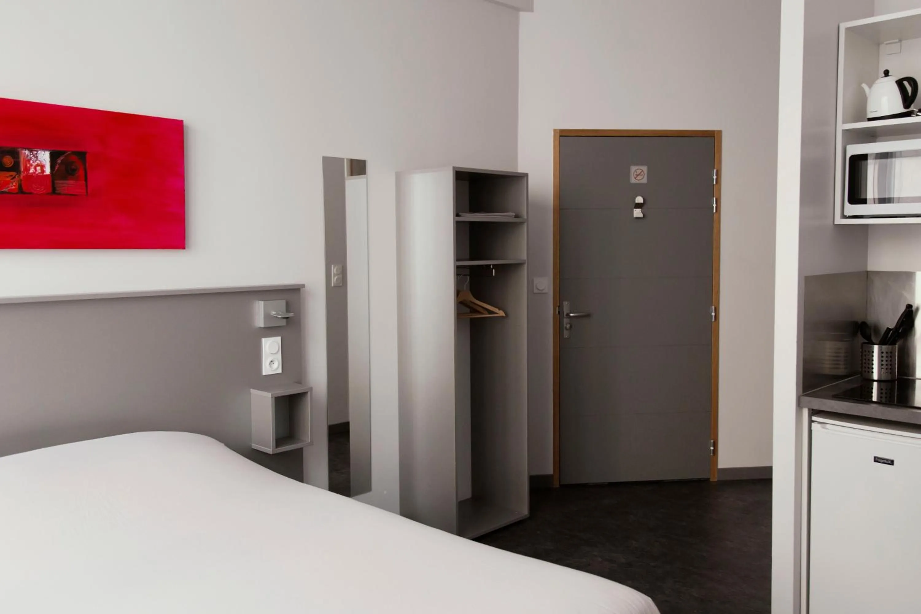 Kitchen or kitchenette, Bed in Smartappart Lorient