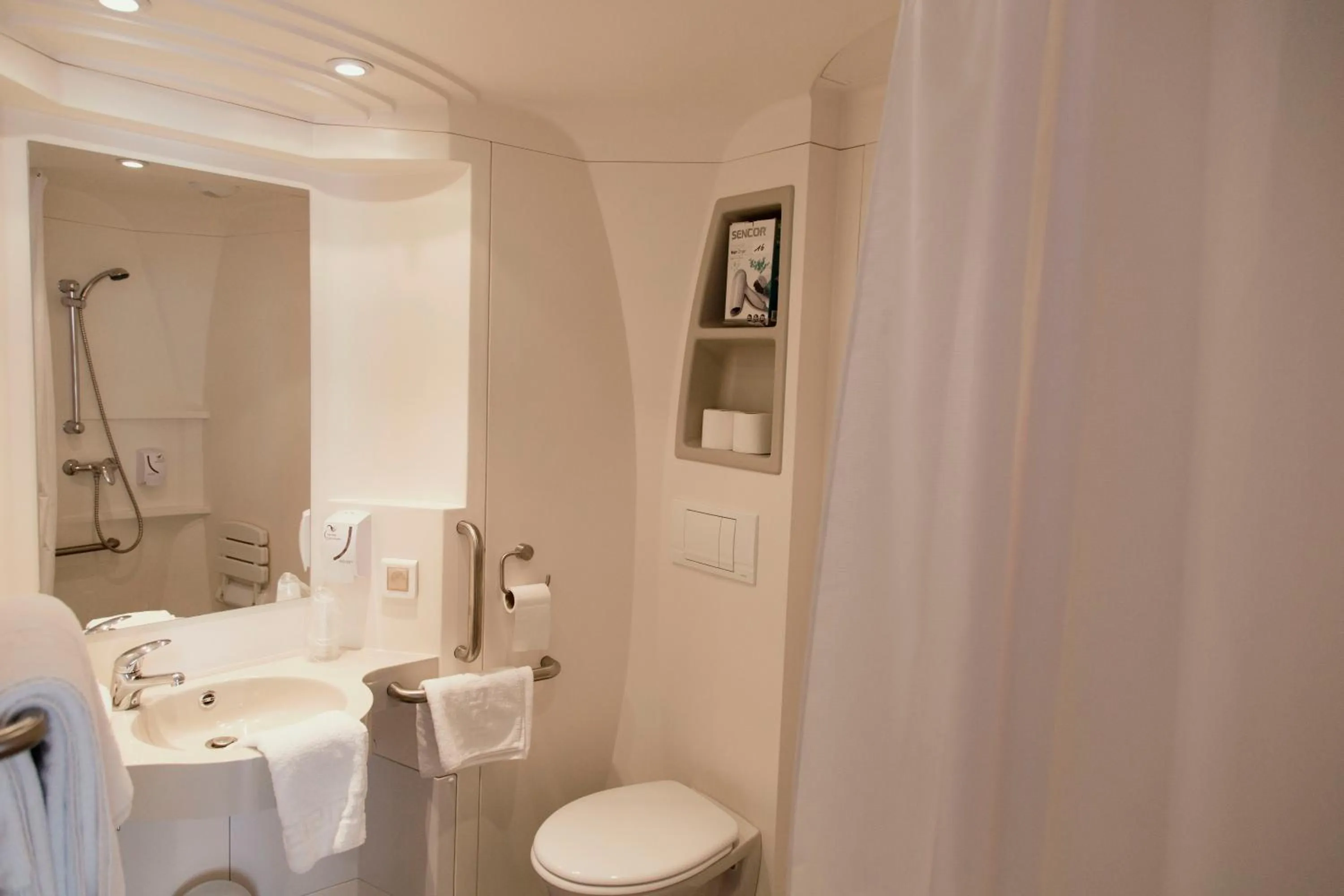 Photo of the whole room in Smartappart Lorient