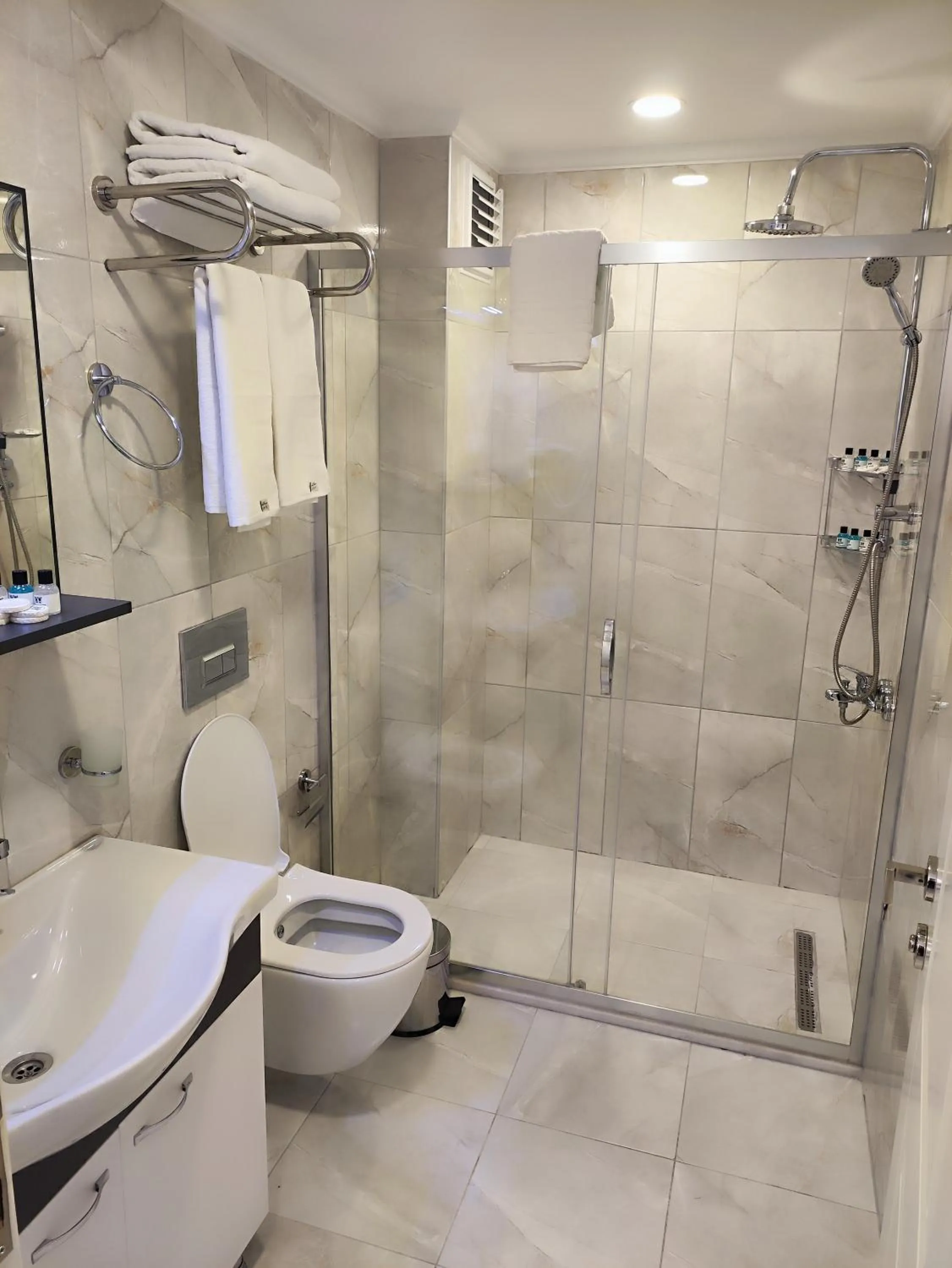 Shower in Hotel Esve Istanbul