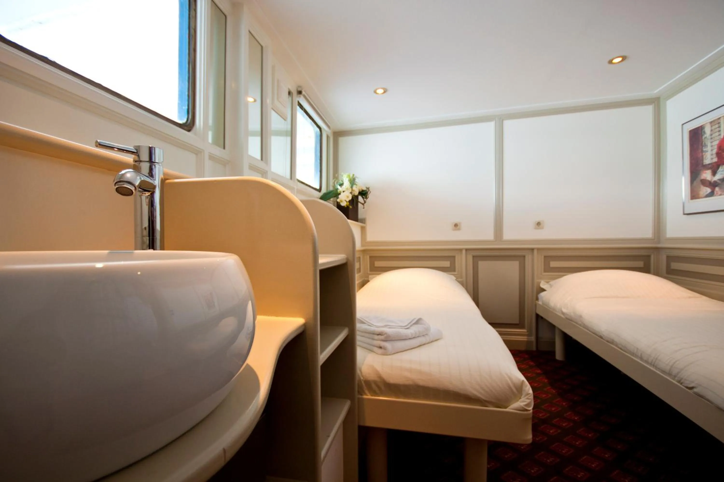 Photo of the whole room in Kapitein Anna