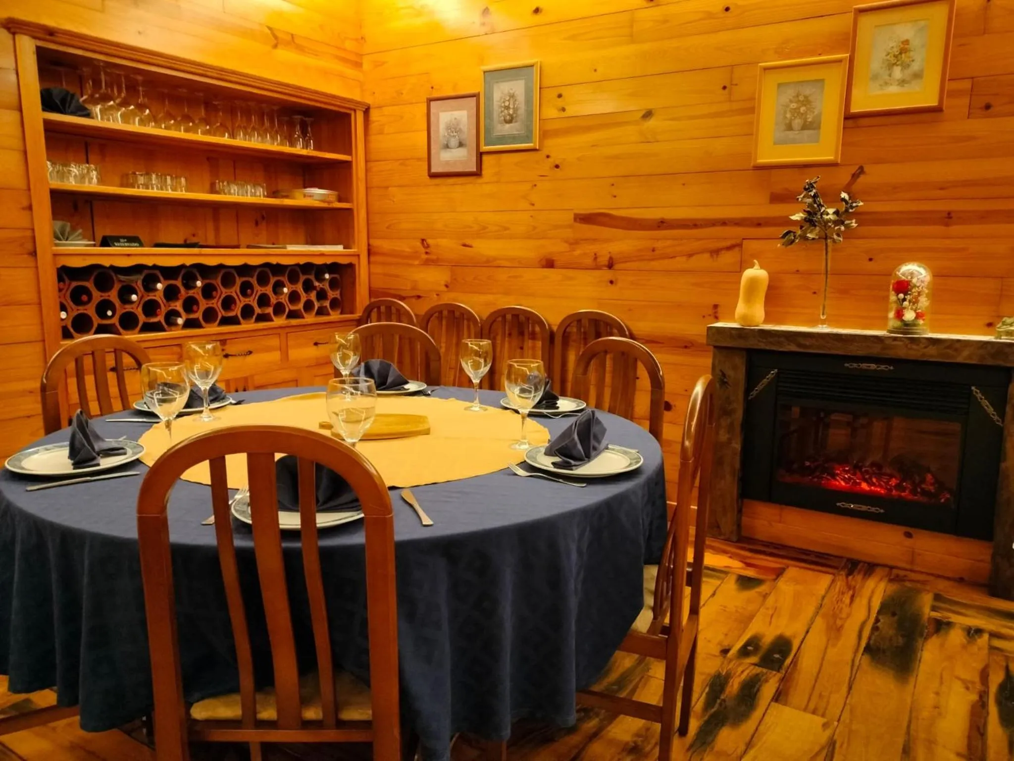 Restaurant/places to eat in Hotel Capellan