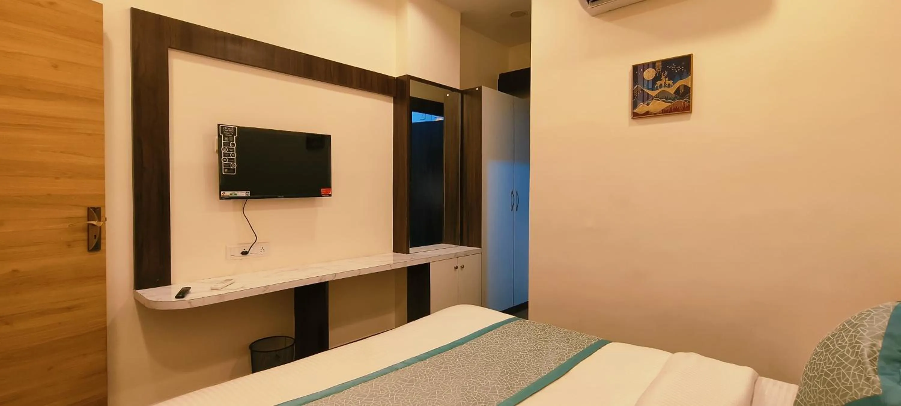 Communal lounge/ TV room, Bed in Hotel Krish villa