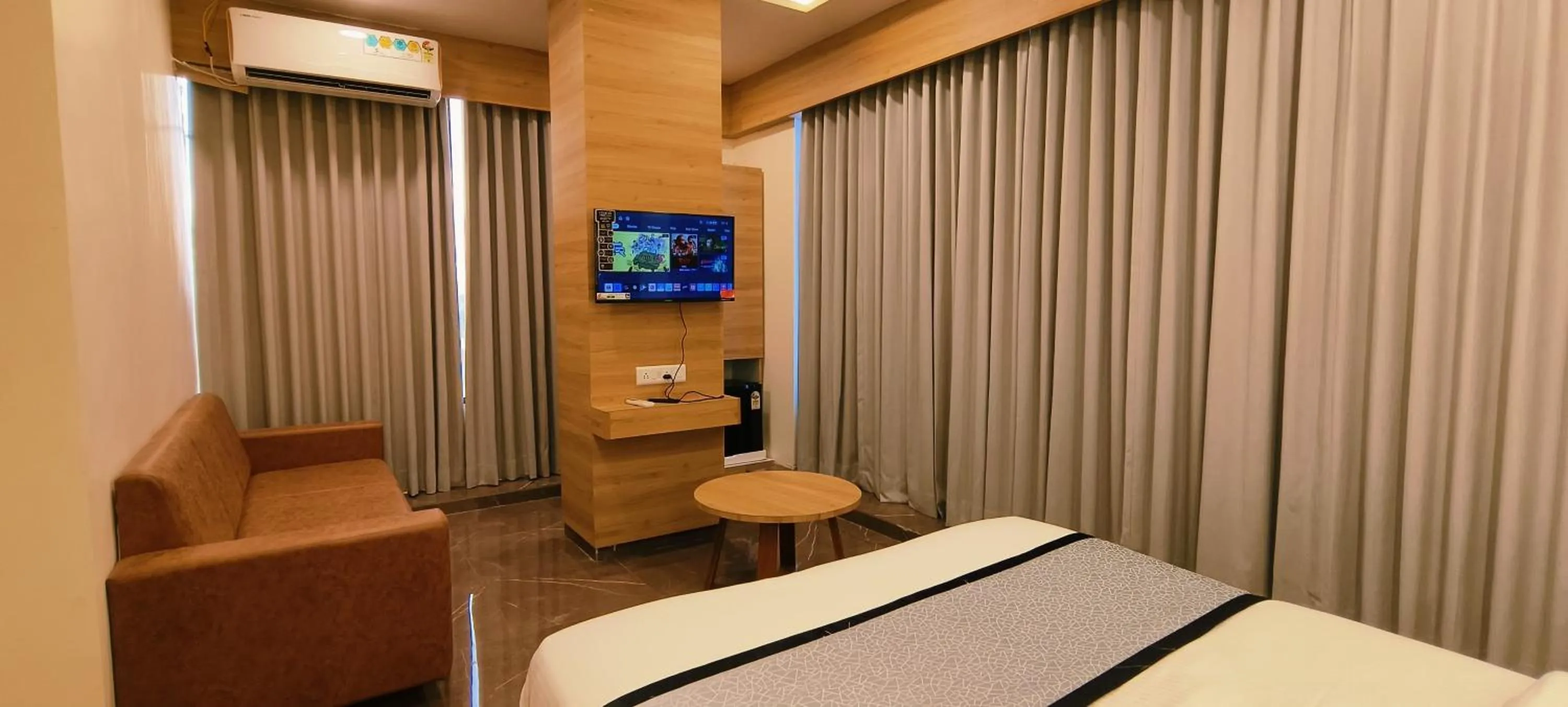 Communal lounge/ TV room, Bed in Hotel Krish villa