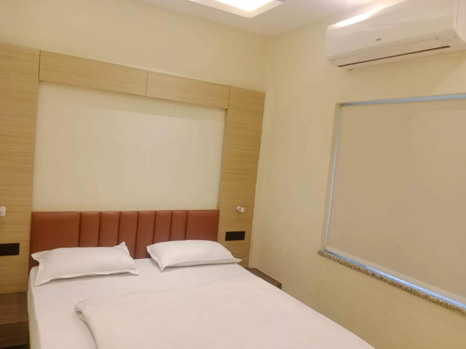 air conditioner, Bed in HOTEL SKYKING