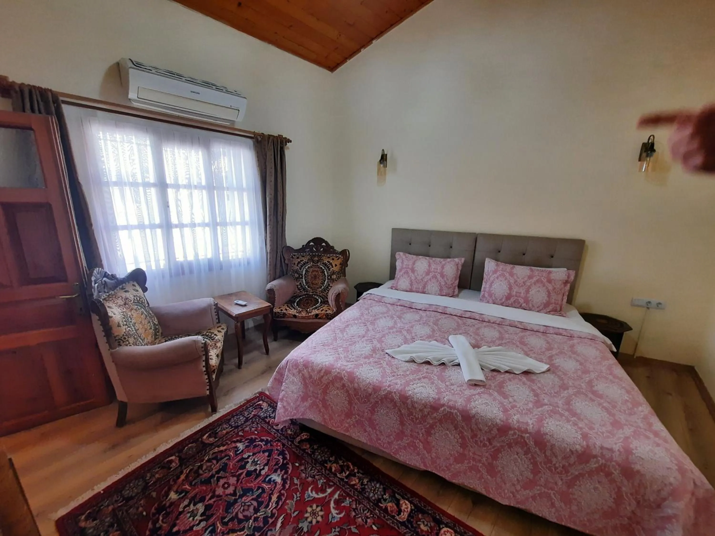 Photo of the whole room, Bed in Ali Baba's House