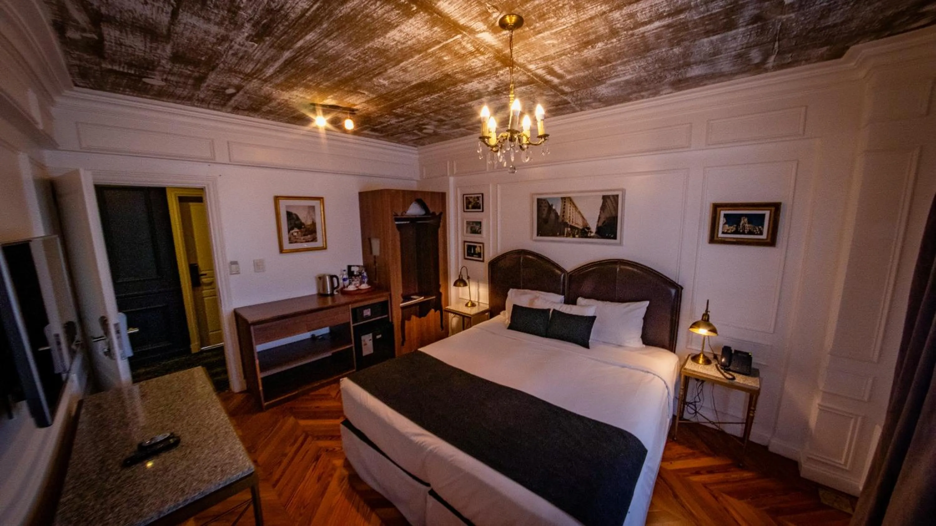 Photo of the whole room, Bed in Hotel Clasico