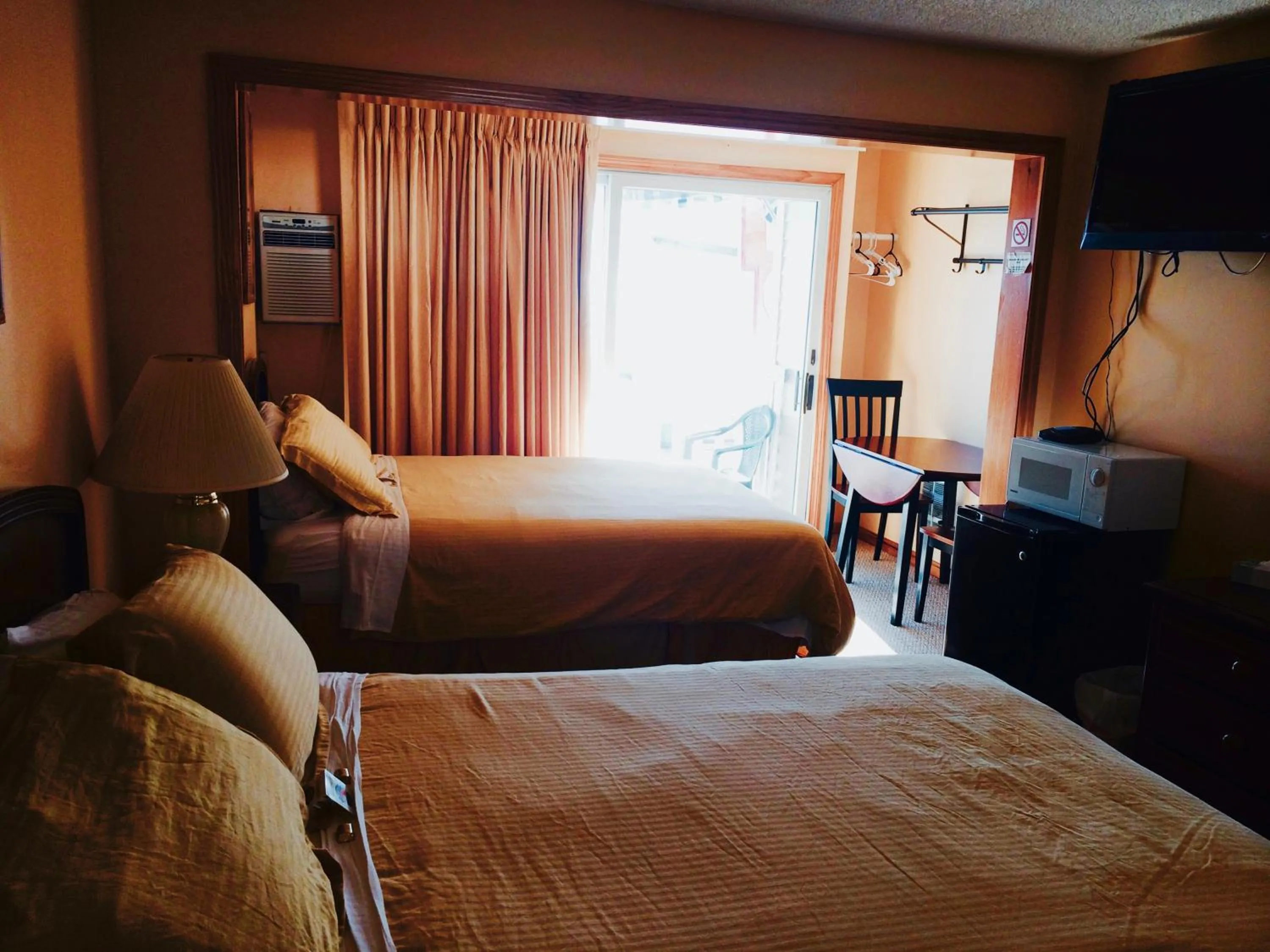 Photo of the whole room, Bed in The Moulton Hotel