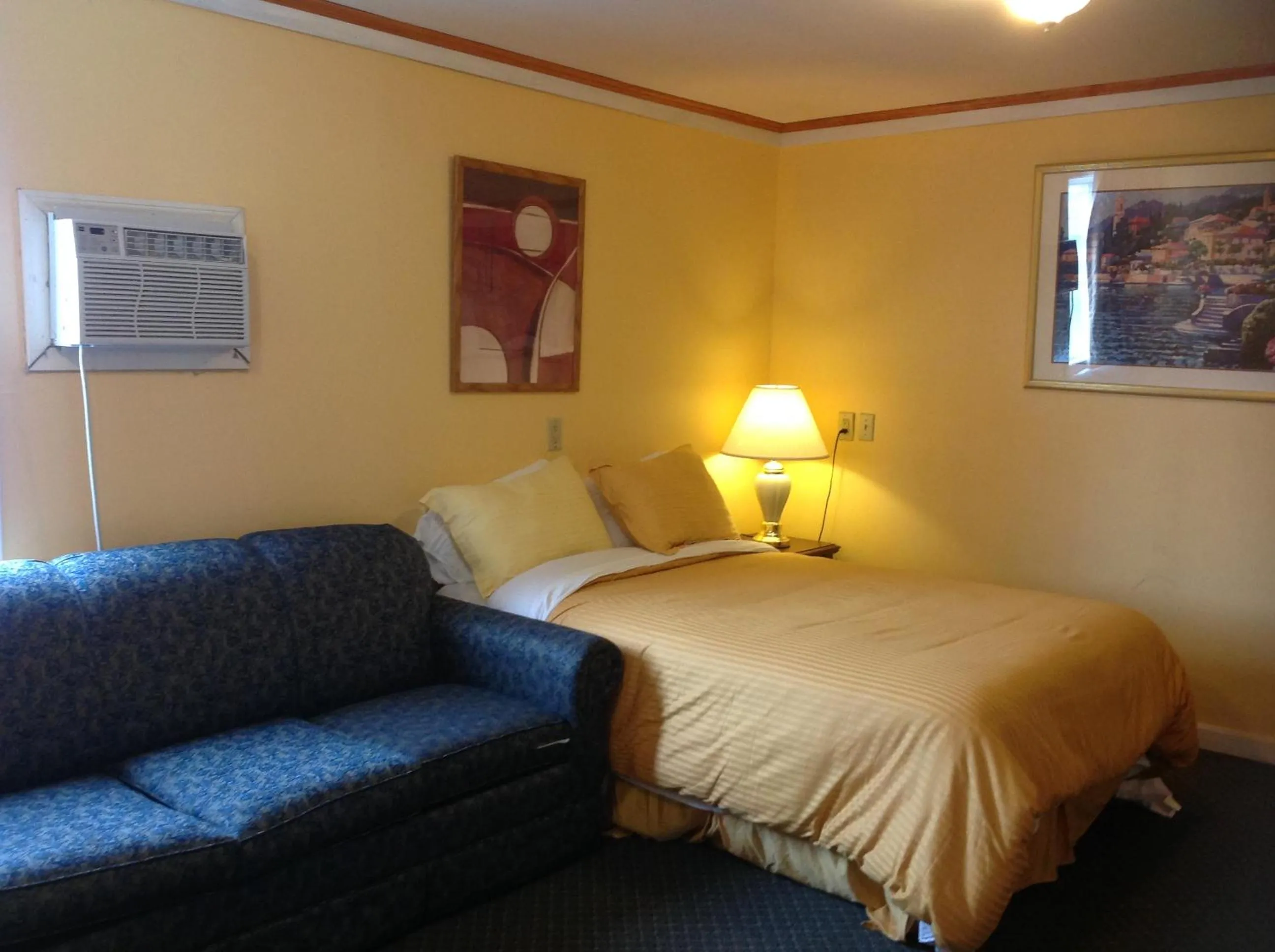 Bed in The Moulton Hotel