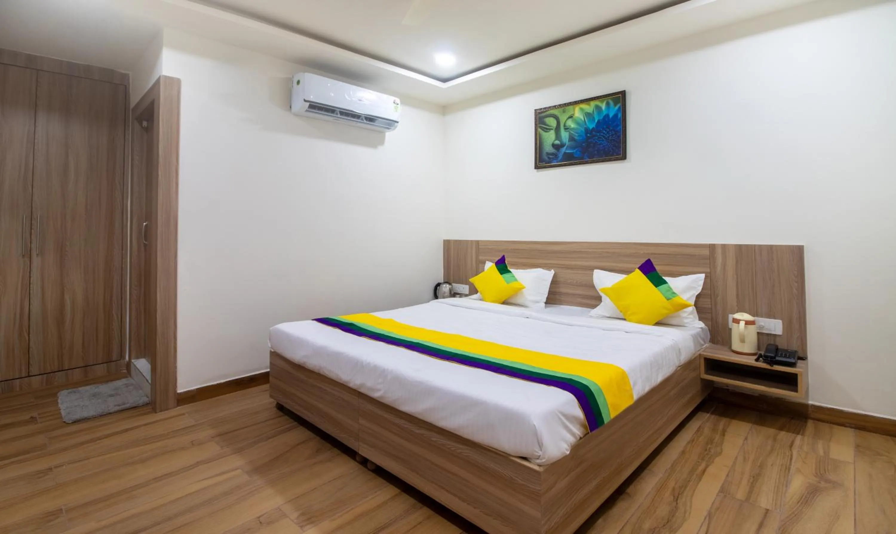 Bedroom, Bed in Itsy Hotels Krishna Residency, Govardhan Chauraha