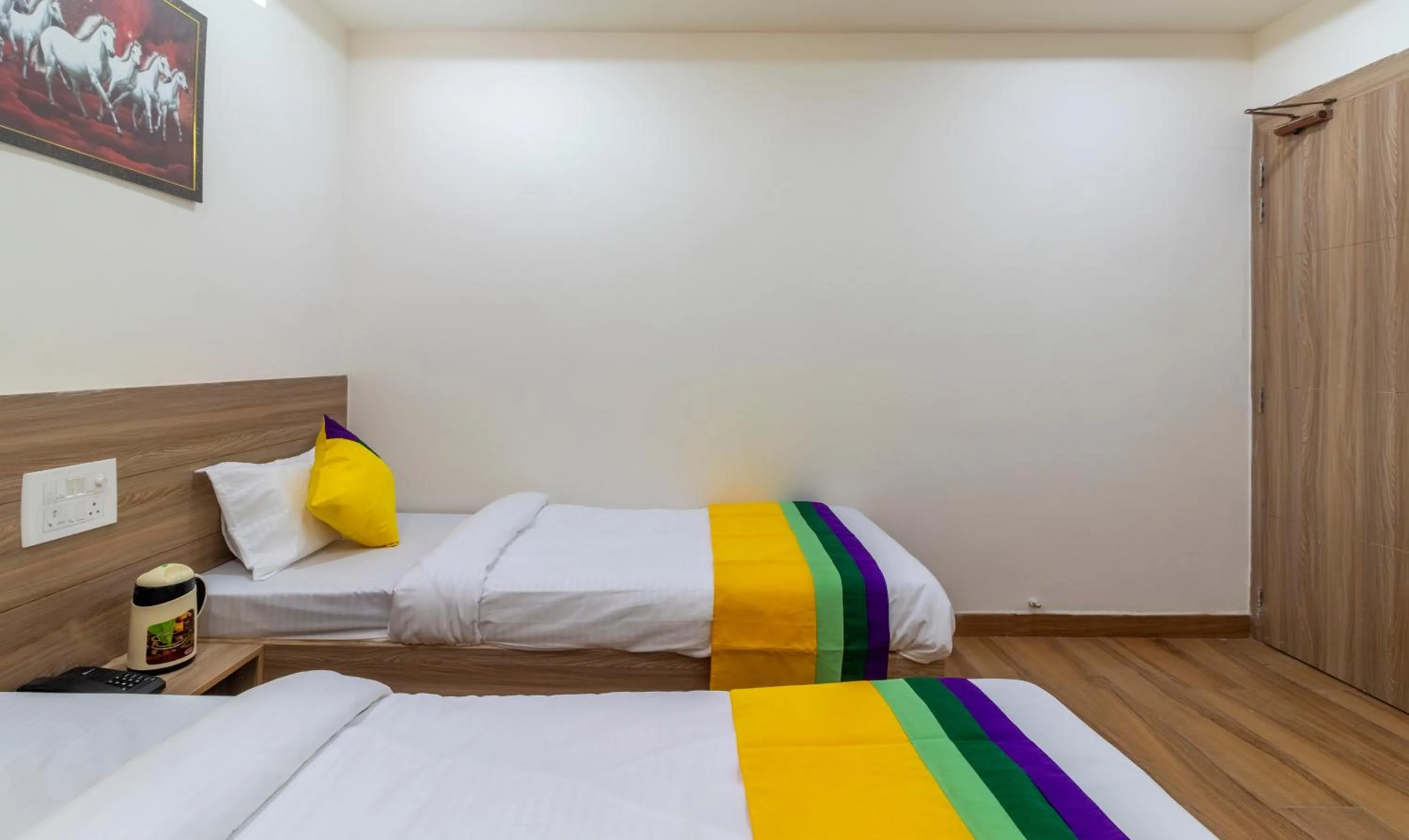 Bedroom, Bed in Itsy Hotels Krishna Residency, Govardhan Chauraha