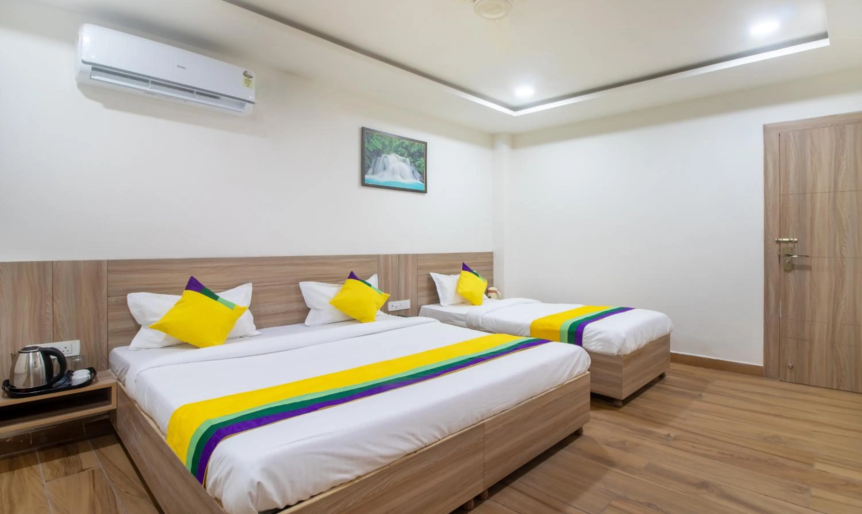 Bedroom, Bed in Itsy Hotels Krishna Residency, Govardhan Chauraha