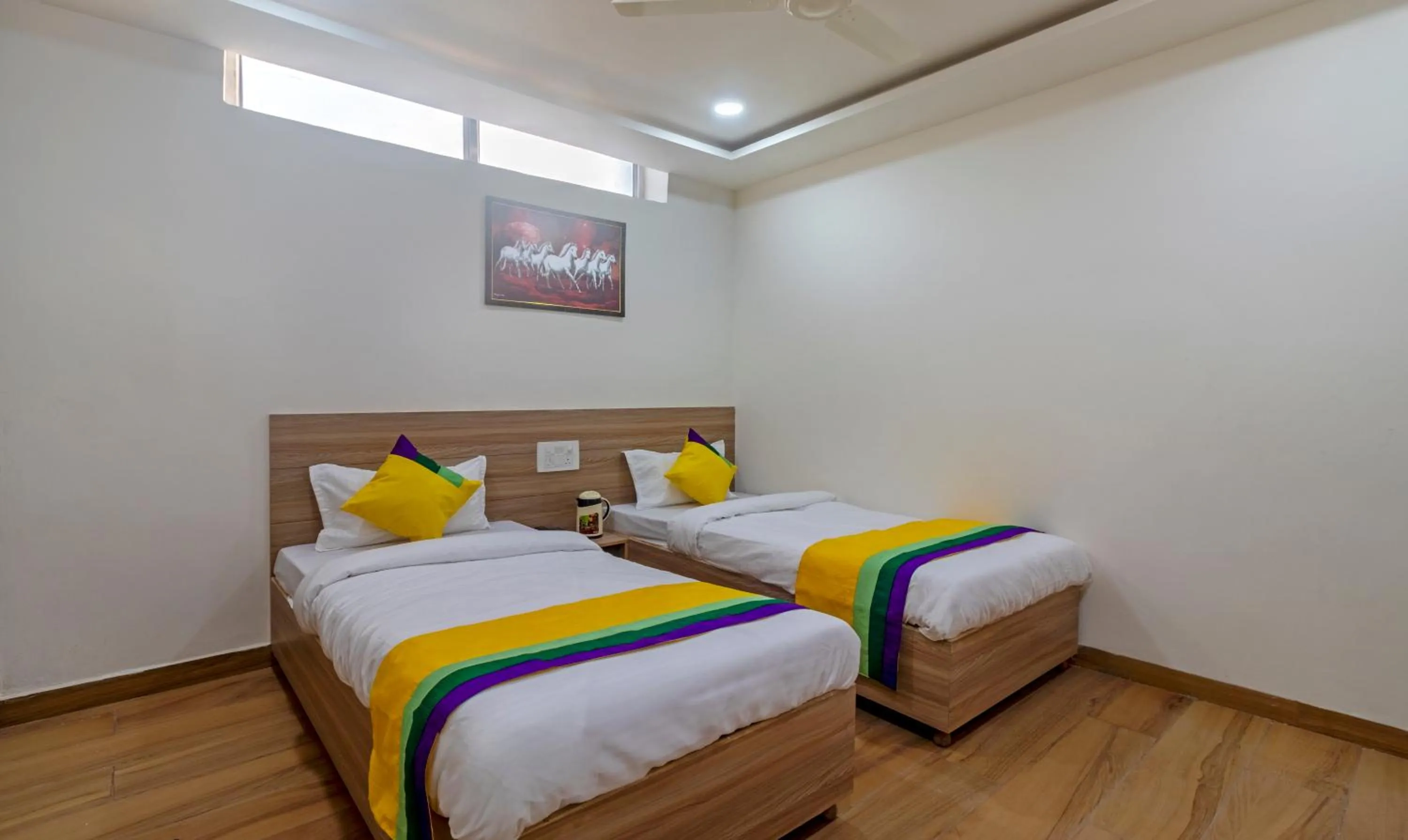 Bedroom, Bed in Itsy Hotels Krishna Residency, Govardhan Chauraha