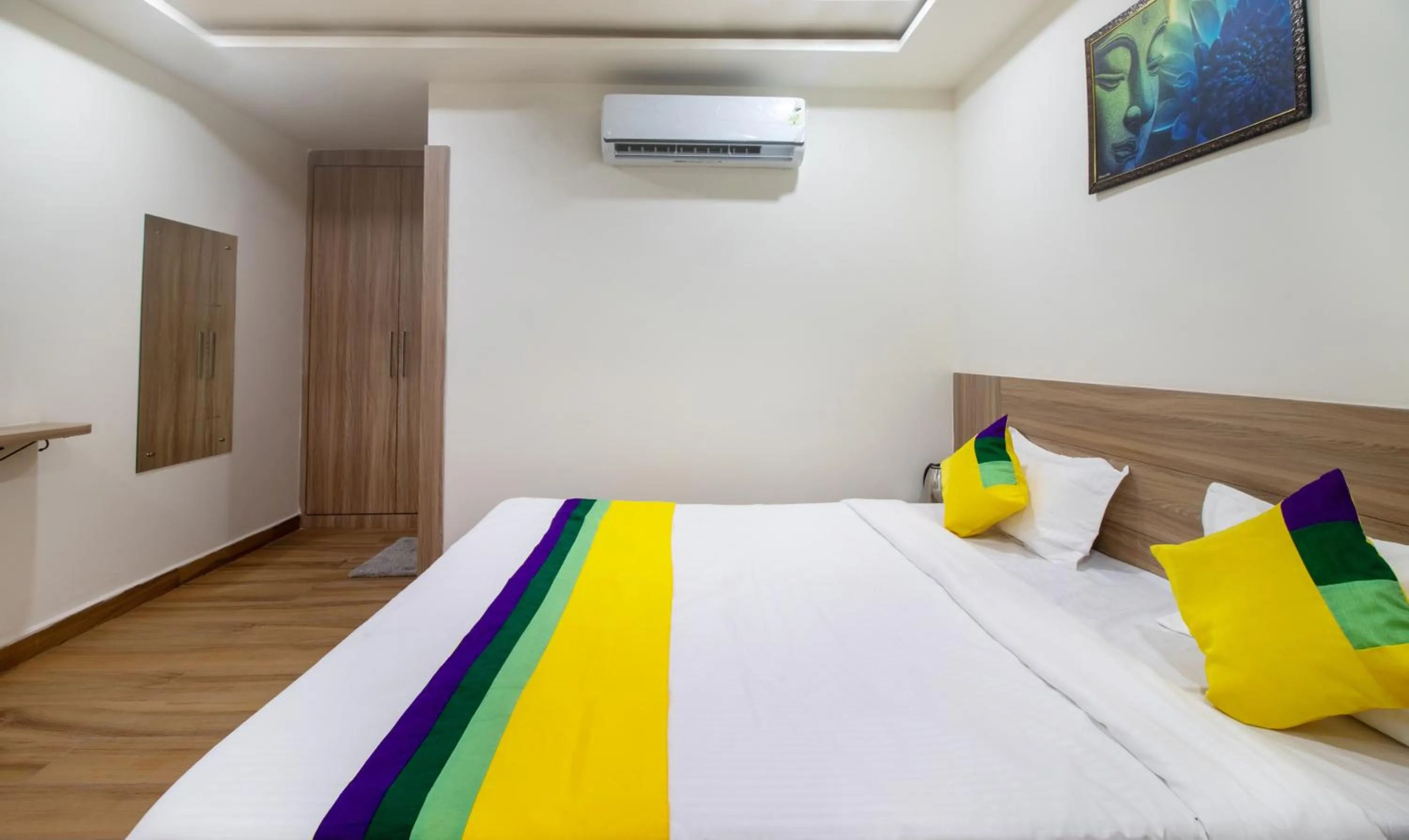 Bedroom, Bed in Itsy Hotels Krishna Residency, Govardhan Chauraha