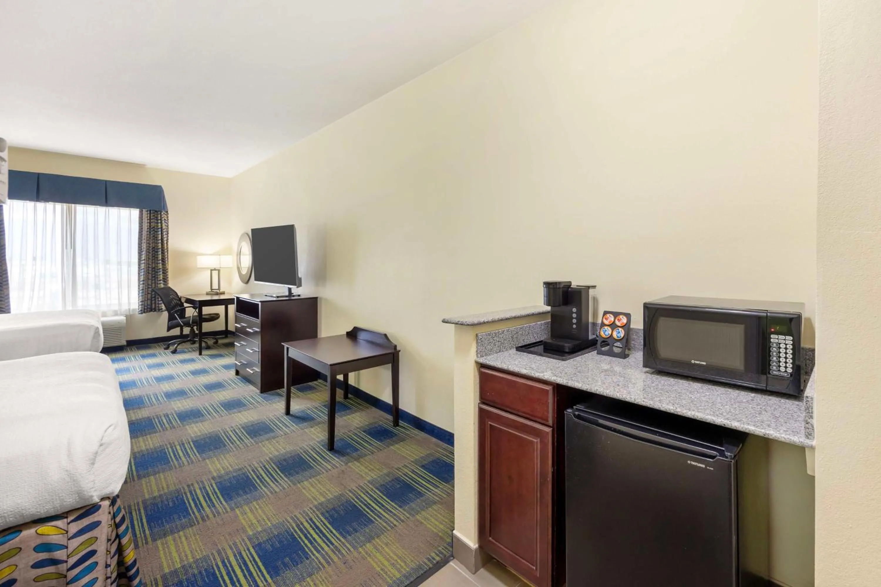 Bedroom, Bed in Best Western Plus Pratt