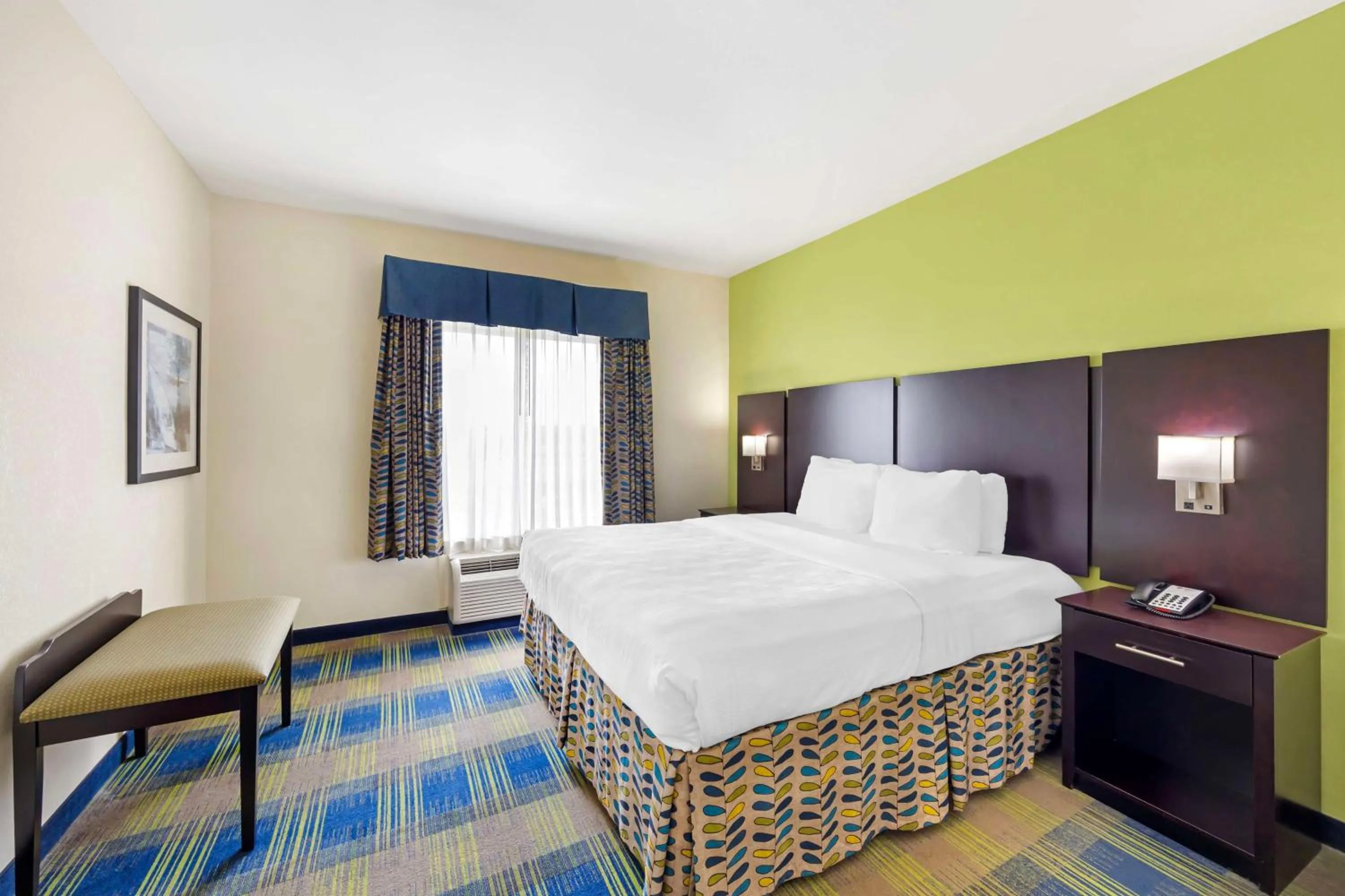 Bedroom, Bed in Best Western Plus Pratt