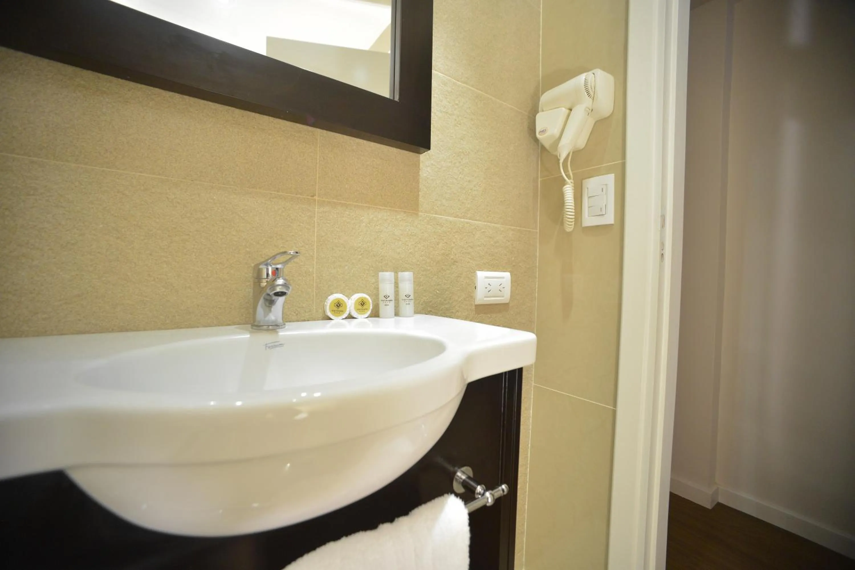 Bathroom in Hotel Versailles