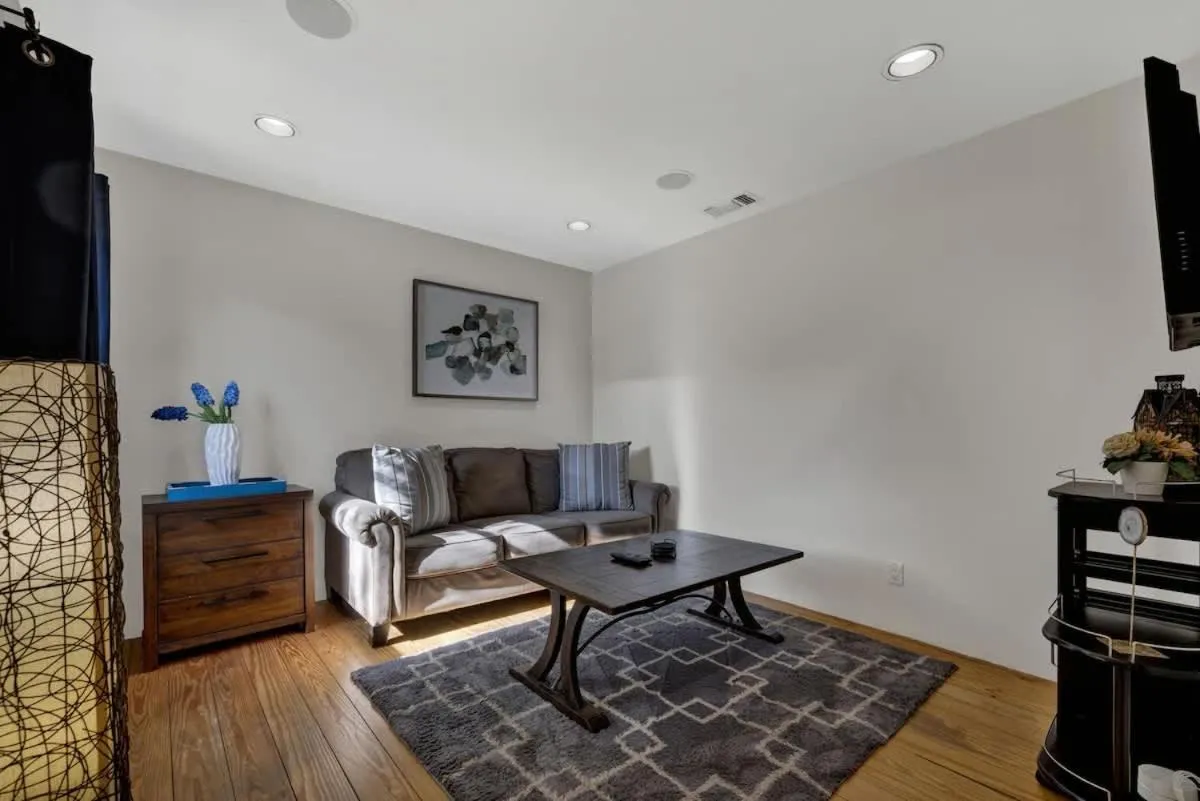 Guest Quarters - 2 Blocks to Main Street!