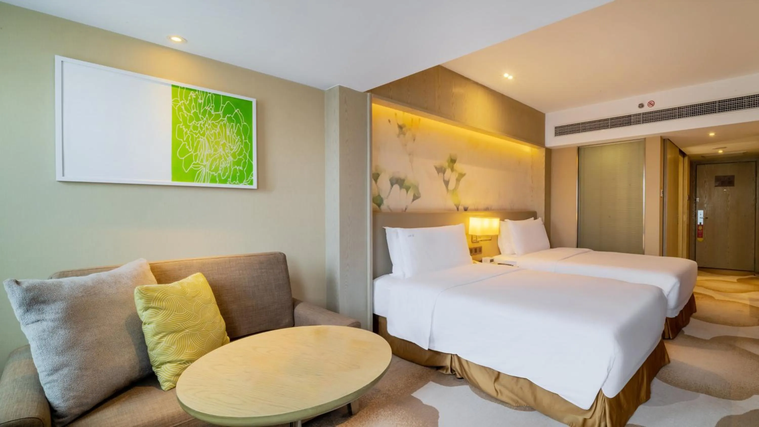 Photo of the whole room, Bed in Holiday Inn Kunming City Centre by IHG