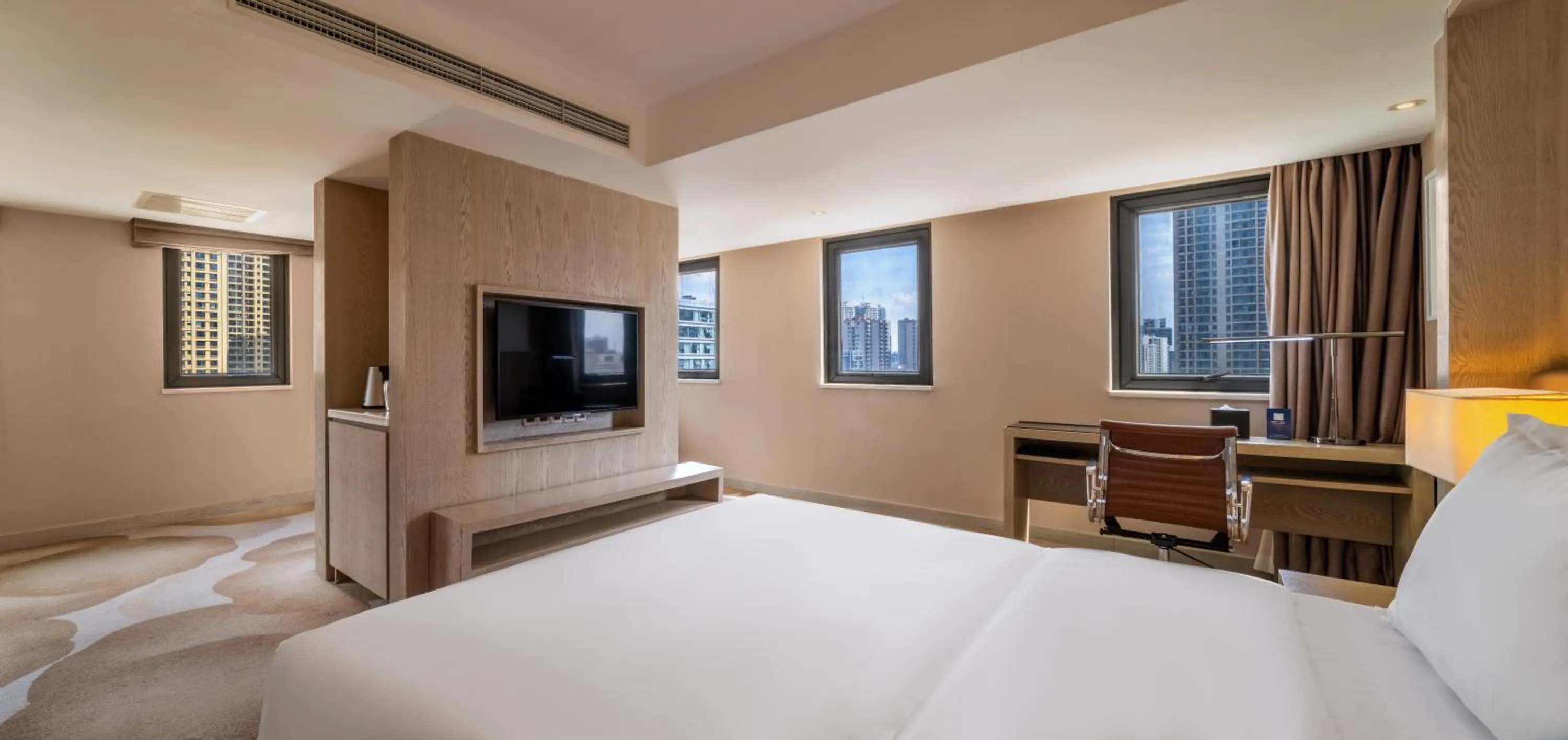 Photo of the whole room, Bed in Holiday Inn Kunming City Centre by IHG